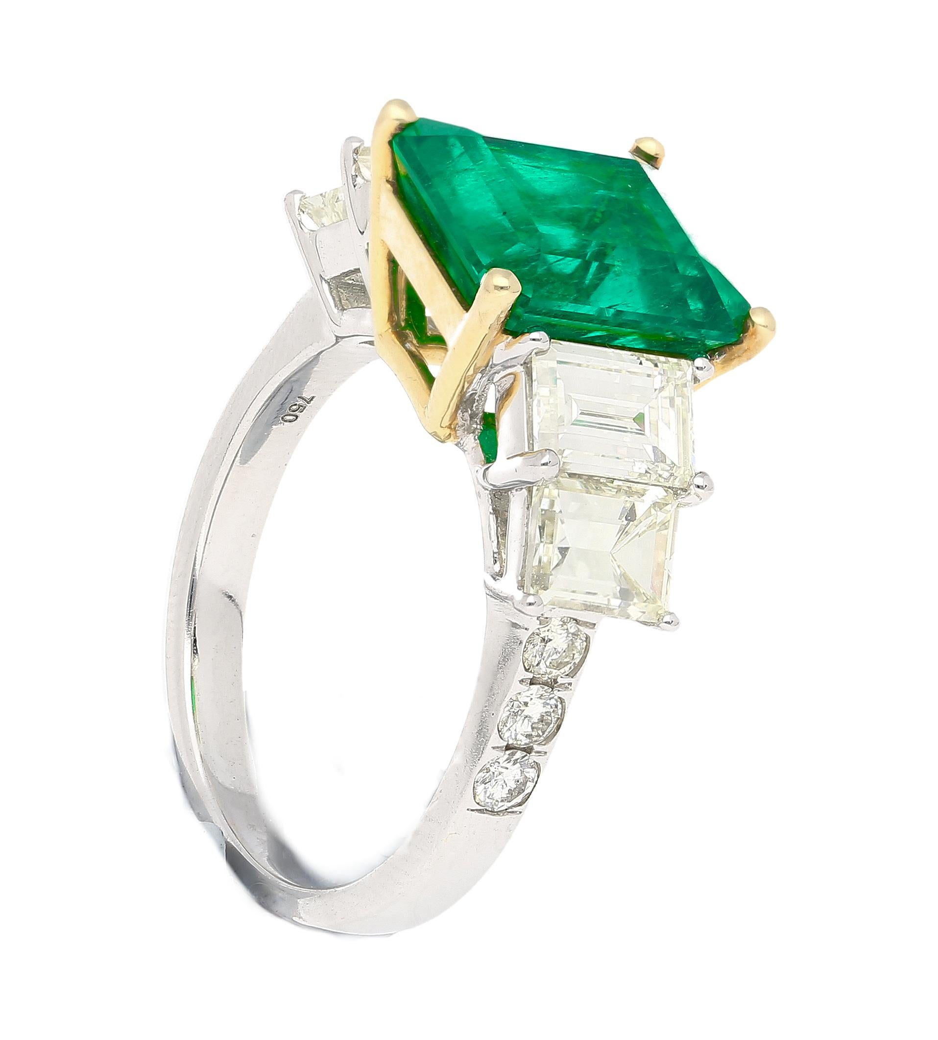Moderne 4.26 Carat Colombian Muzo Mine Emerald & Emerald Cut Diamond Ring en vente