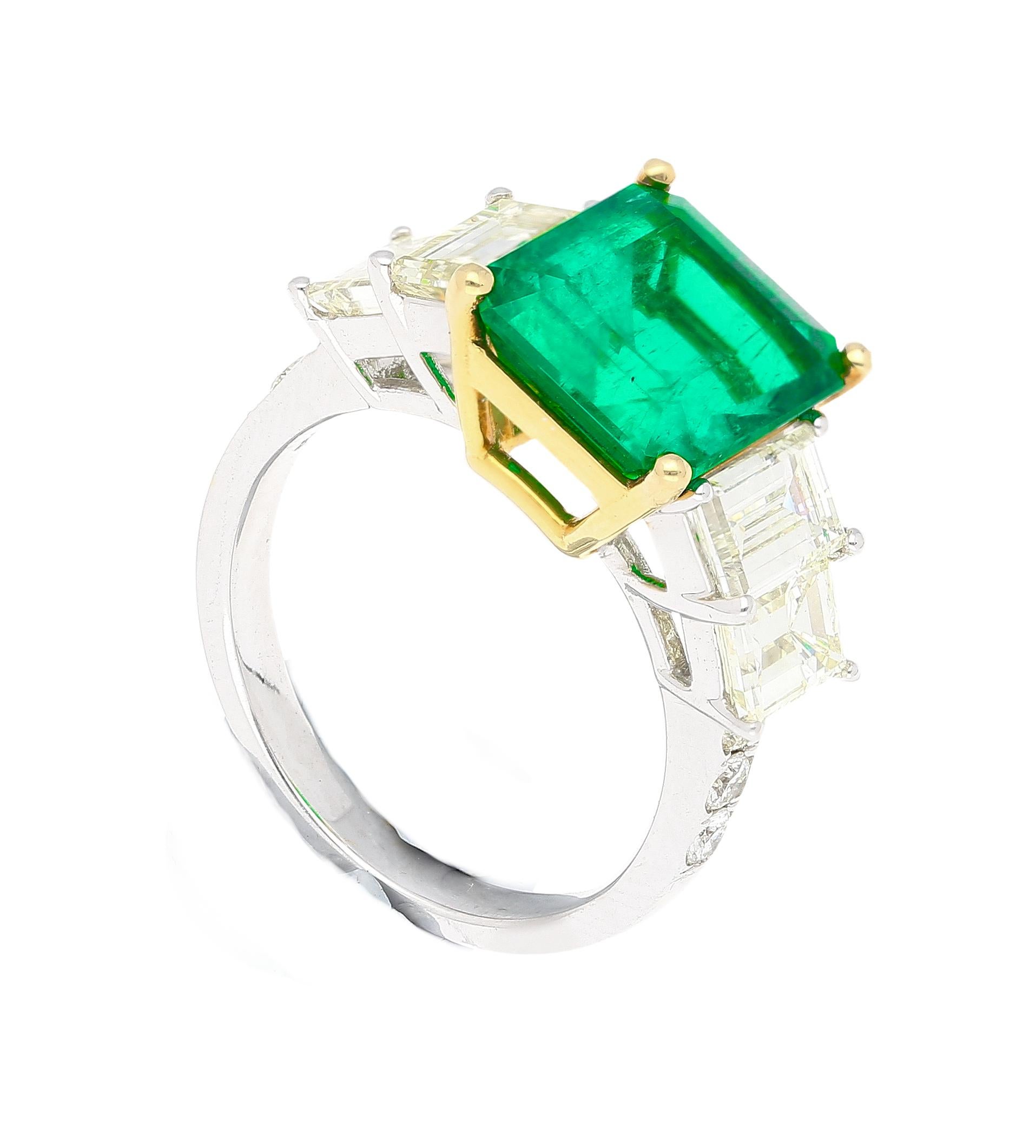 4,26 Karat lebhaft grüner kolumbianischer Muzo- Mine-Diamantring mit Smaragd und Smaragdschliff (Moderne) im Angebot