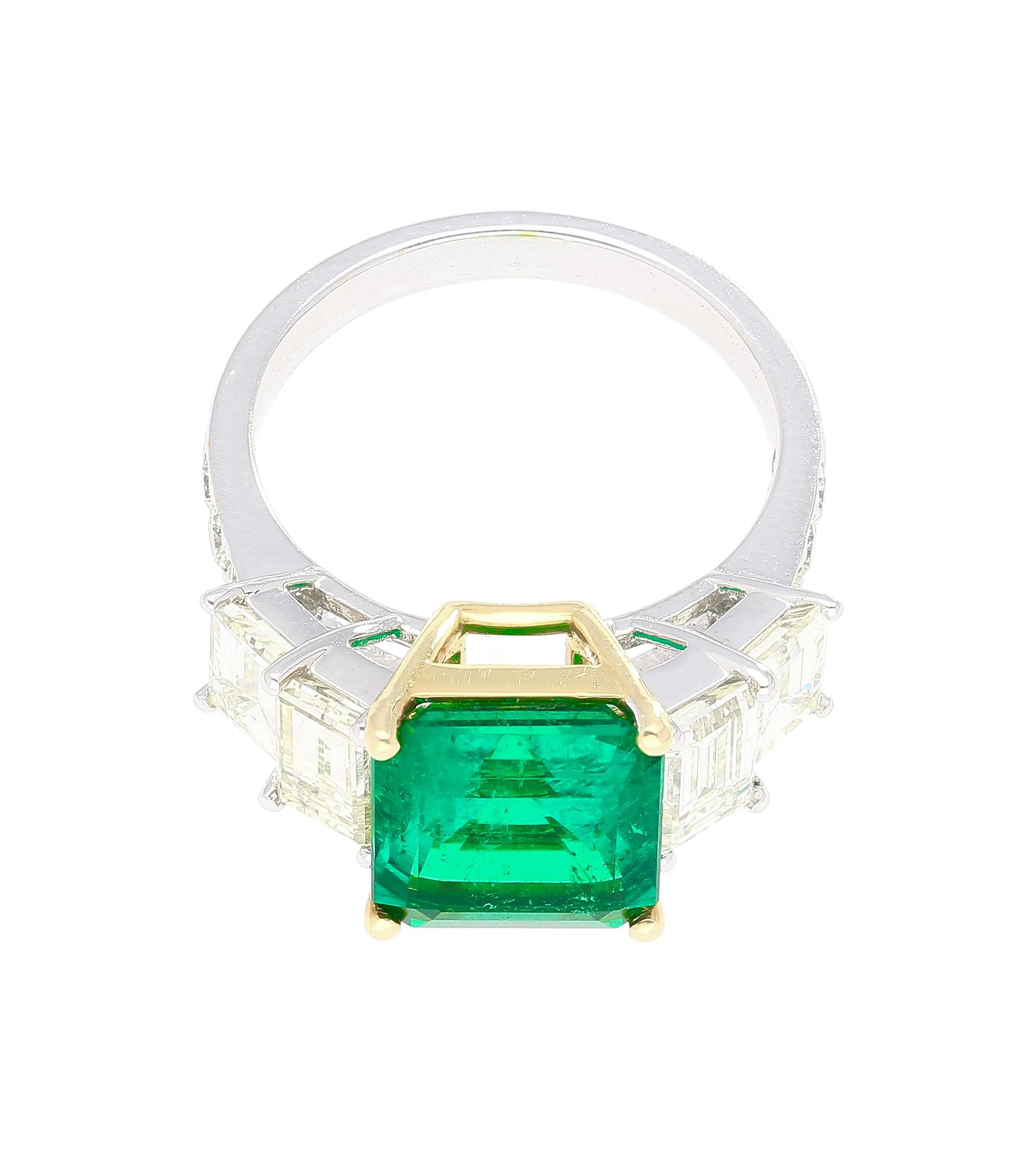 4,26 Karat lebhaft grüner kolumbianischer Muzo- Mine-Diamantring mit Smaragd und Smaragdschliff im Zustand „Neu“ im Angebot in Miami, FL