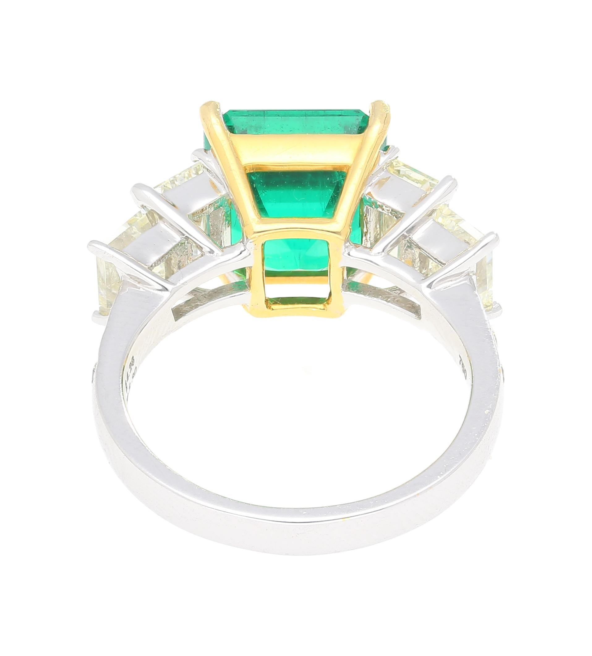 4.26 Carat Colombian Muzo Mine Emerald & Emerald Cut Diamond Ring Pour femmes en vente