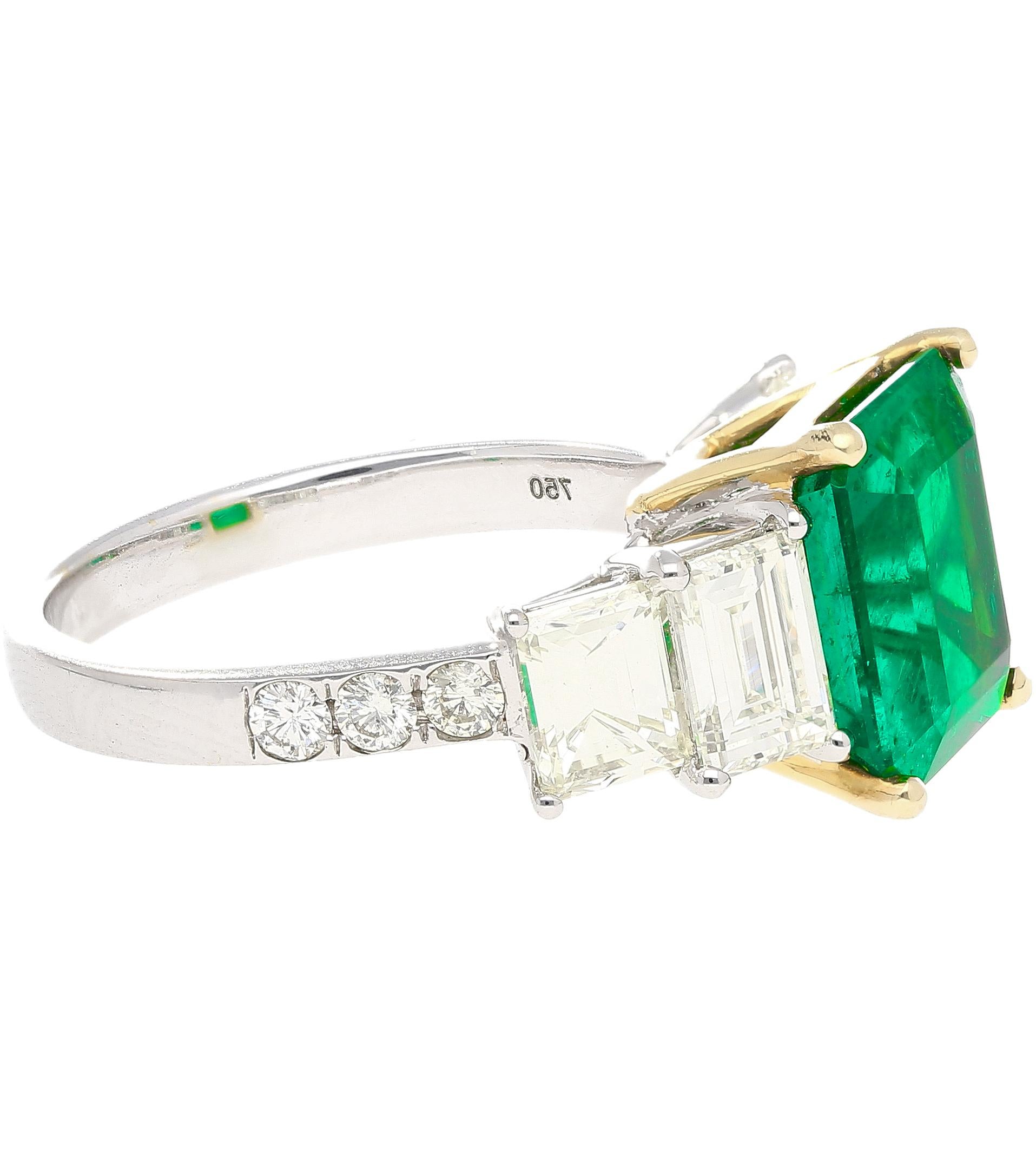 4.26 Carat Vivid Green Colombian Muzo Mine Emerald & Emerald Cut Diamond Ring In New Condition For Sale In Miami, FL