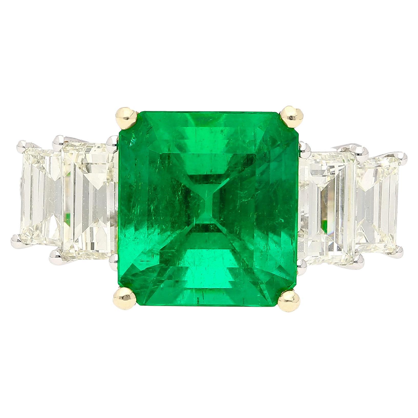 4,26 Karat lebhaft grüner kolumbianischer Muzo- Mine-Diamantring mit Smaragd und Smaragdschliff