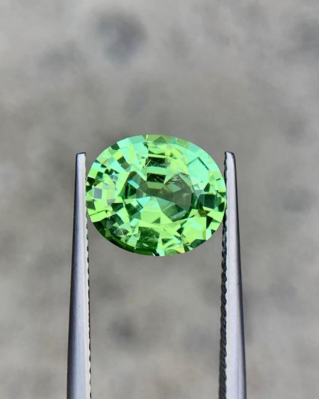 4,26 Carati di Tsavorite di alta qualità verde menta taglio Greene & Greene in vendita 1