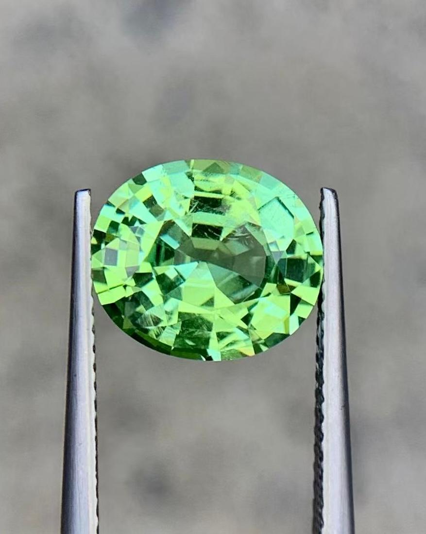 4,26 Carati di Tsavorite di alta qualità verde menta taglio Greene & Greene in vendita 3