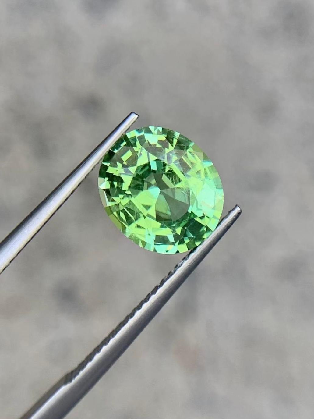 Taglio ovale 4,26 Carati di Tsavorite di alta qualità verde menta taglio Greene & Greene in vendita