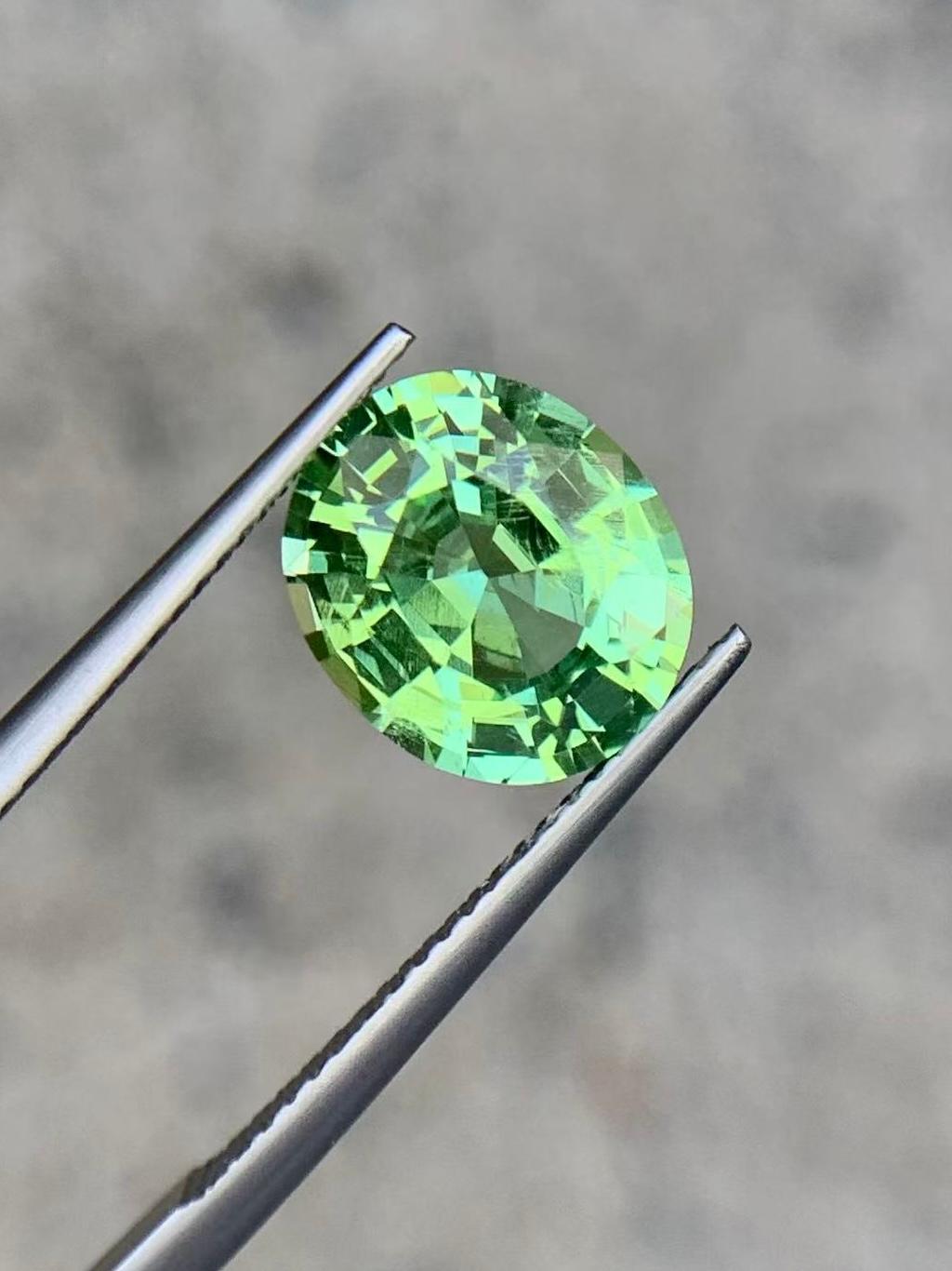 4,26 Carati di Tsavorite di alta qualità verde menta taglio Greene & Greene In condizioni Nuovo in vendita a bangkok, TH