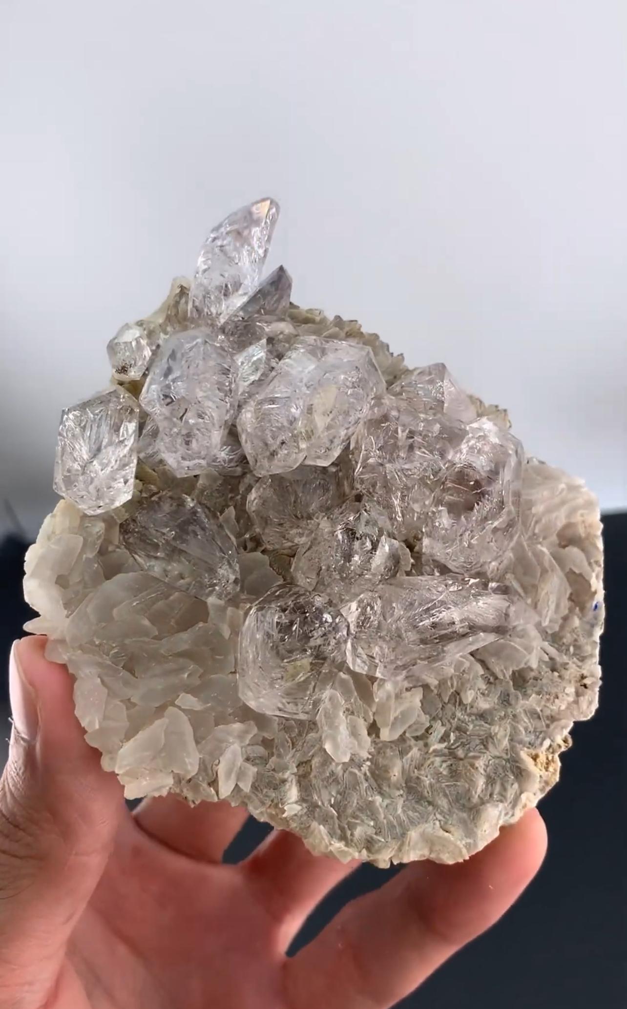 Pakistanais 426 grammes d'améthyste, diamants, quartz jaune et calcite du Pakistan en vente
