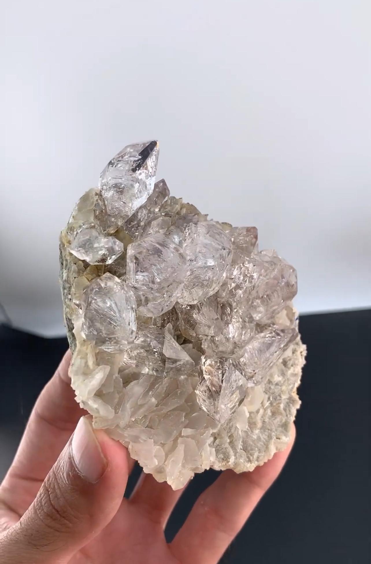 426 grammes d'améthyste, diamants, quartz jaune et calcite du Pakistan Bon état - En vente à Peshawar, PK