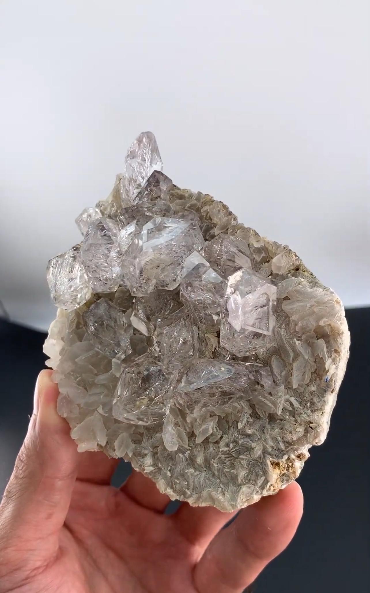 XXIe siècle et contemporain 426 grammes d'améthyste, diamants, quartz jaune et calcite du Pakistan en vente