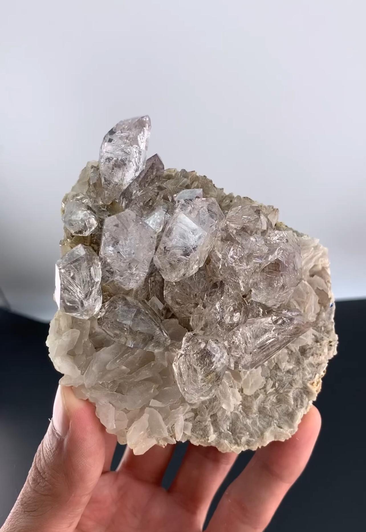 426 grammes d'améthyste, diamants, quartz jaune et calcite du Pakistan en vente 1