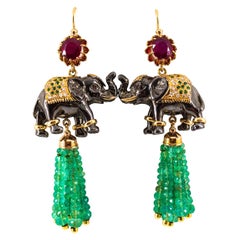 Boucles d'oreilles éléphants en or jaune avec diamants blancs, émeraudes, rubis et tsavorites de 42,60 carats