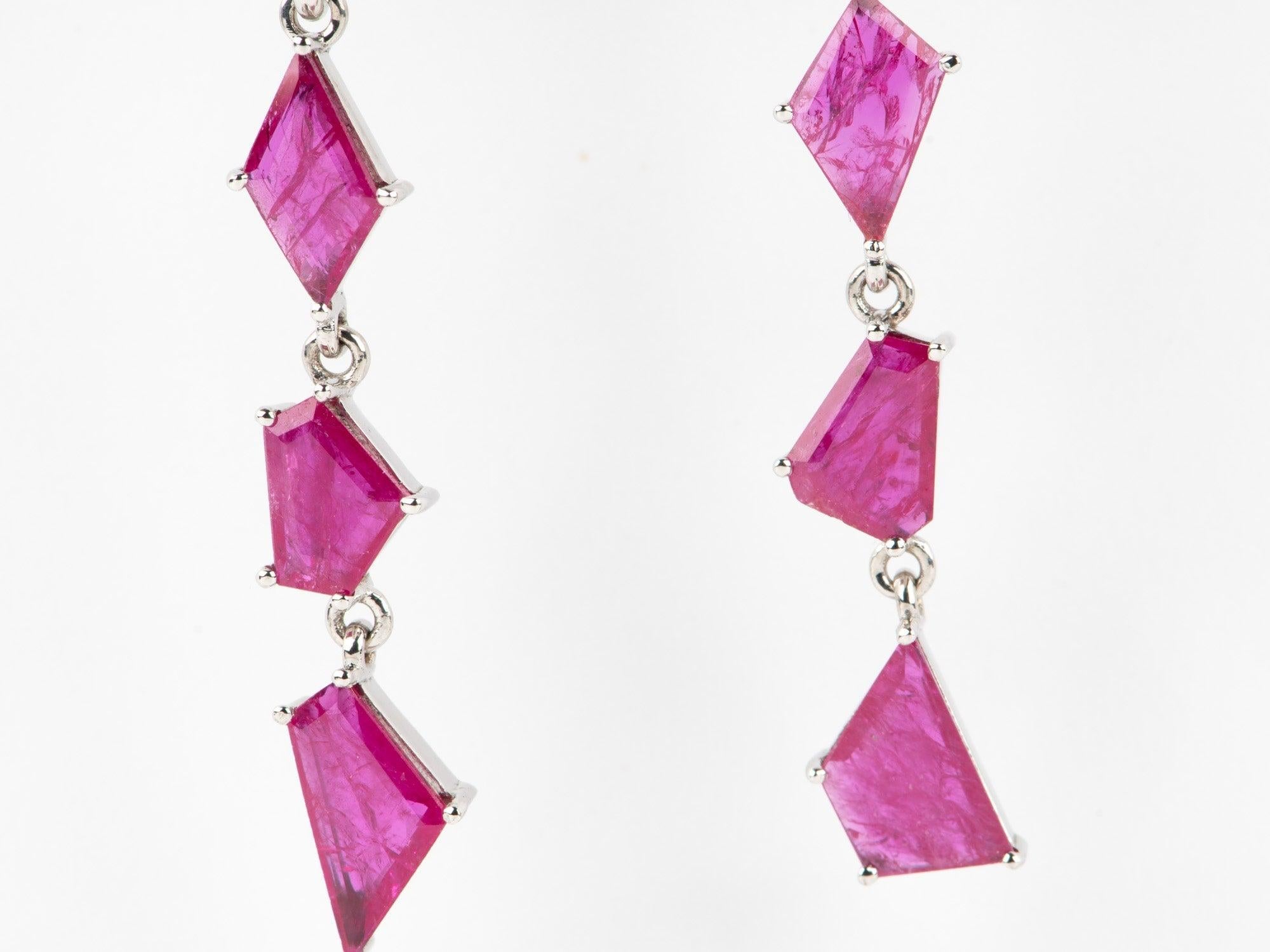 ♥ Orecchini pendenti unici nel loro genere con rubini di forma geometrica
♥ Ogni pietra ha una forma unica, non troverai mai un altro paio di orecchini uguali!
♥ Gli orecchini si muovono liberamente e hanno bellissimi colori di rubino!

♥ L'articolo