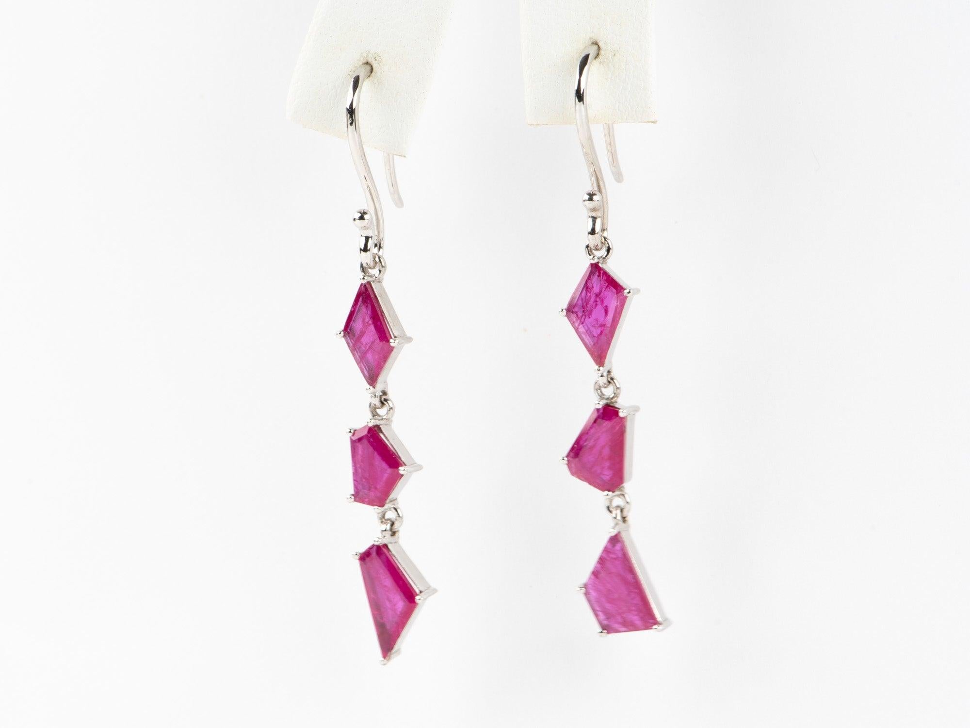 Grezzo Orecchini pendenti di rubino a forma geometrica da 4,26 carati in oro bianco 9K R3268 in vendita