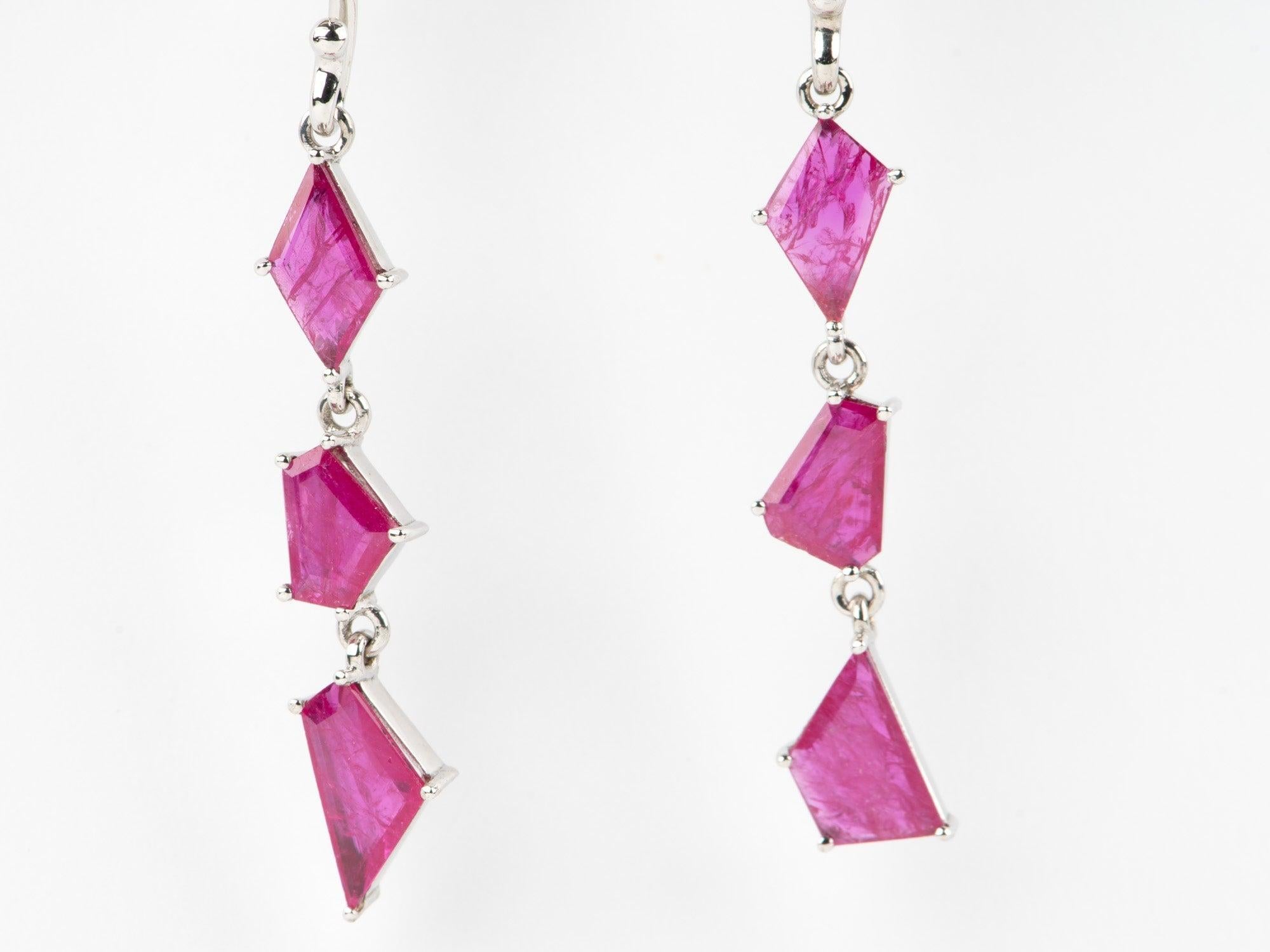 da uomo o donna Orecchini pendenti di rubino a forma geometrica da 4,26 carati in oro bianco 9K R3268 in vendita