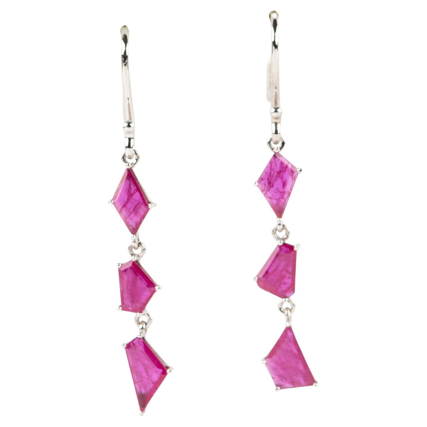 Orecchini pendenti di rubino a forma geometrica da 4,26 carati in oro bianco 9K R3268 in vendita