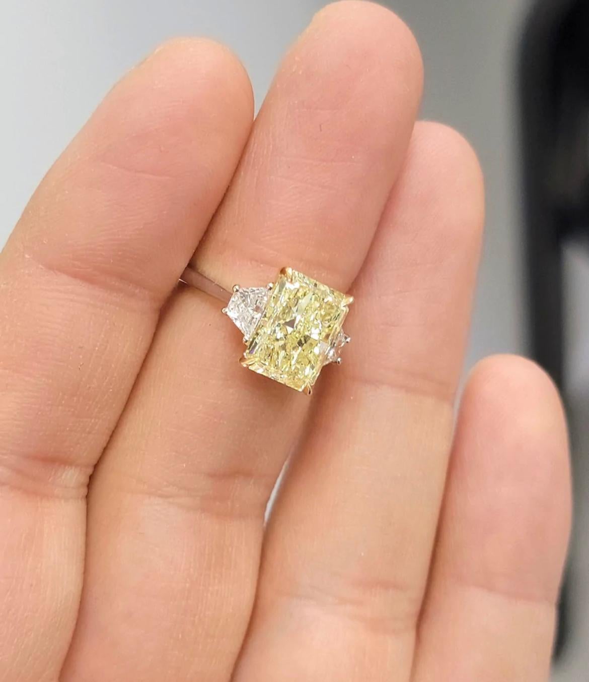 - Beautifully cut long radiant full of life and shine, with a very desirable 1.3 ratio
- 100% Eye clean
- Set in Platinum and 18kt YG with 0.66ct tw E VS Brilliant cut Trapezoids 