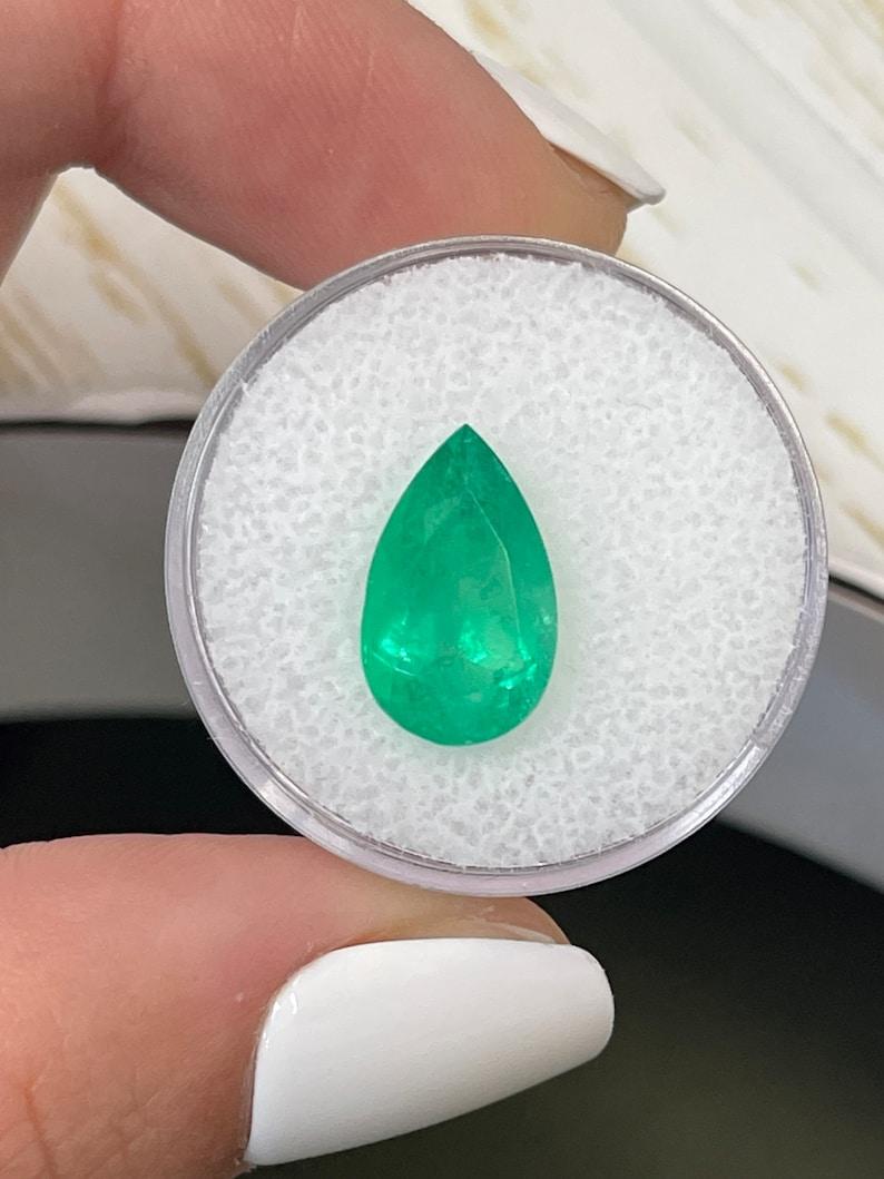 Piedra: Esmeralda
Peso: 4,27 quilates
Forma: Corte Pera
Claridad: Transparente
Lustre: Muy bueno
Color: Verde amarillento brillante
Medidas: 14,22 mm x 8,66 mm x 6,51 mm
Origen geográfico: Colombia
Tratamiento: Natural, Engrasado

Observaciones: