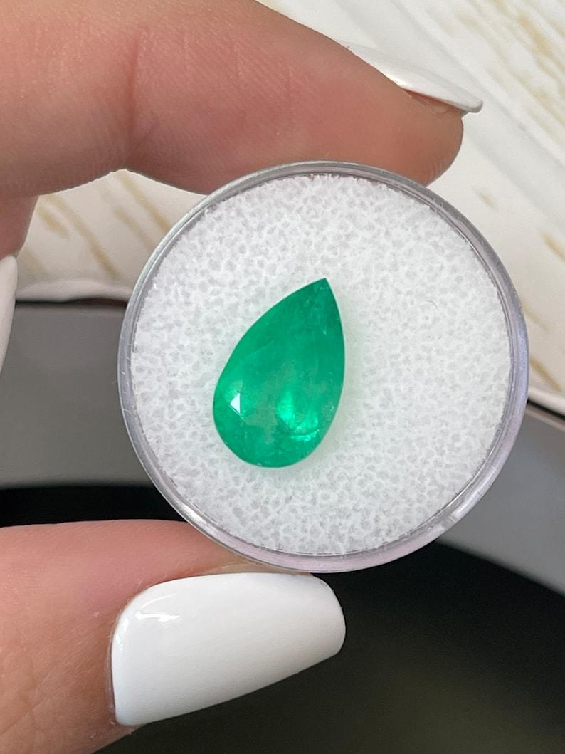 Esmeralda colombiana verde mediana 14x9 de 4,27 quilates - Gema del mes de mayo talla pera en Nuevo estado para la venta en Jupiter, FL