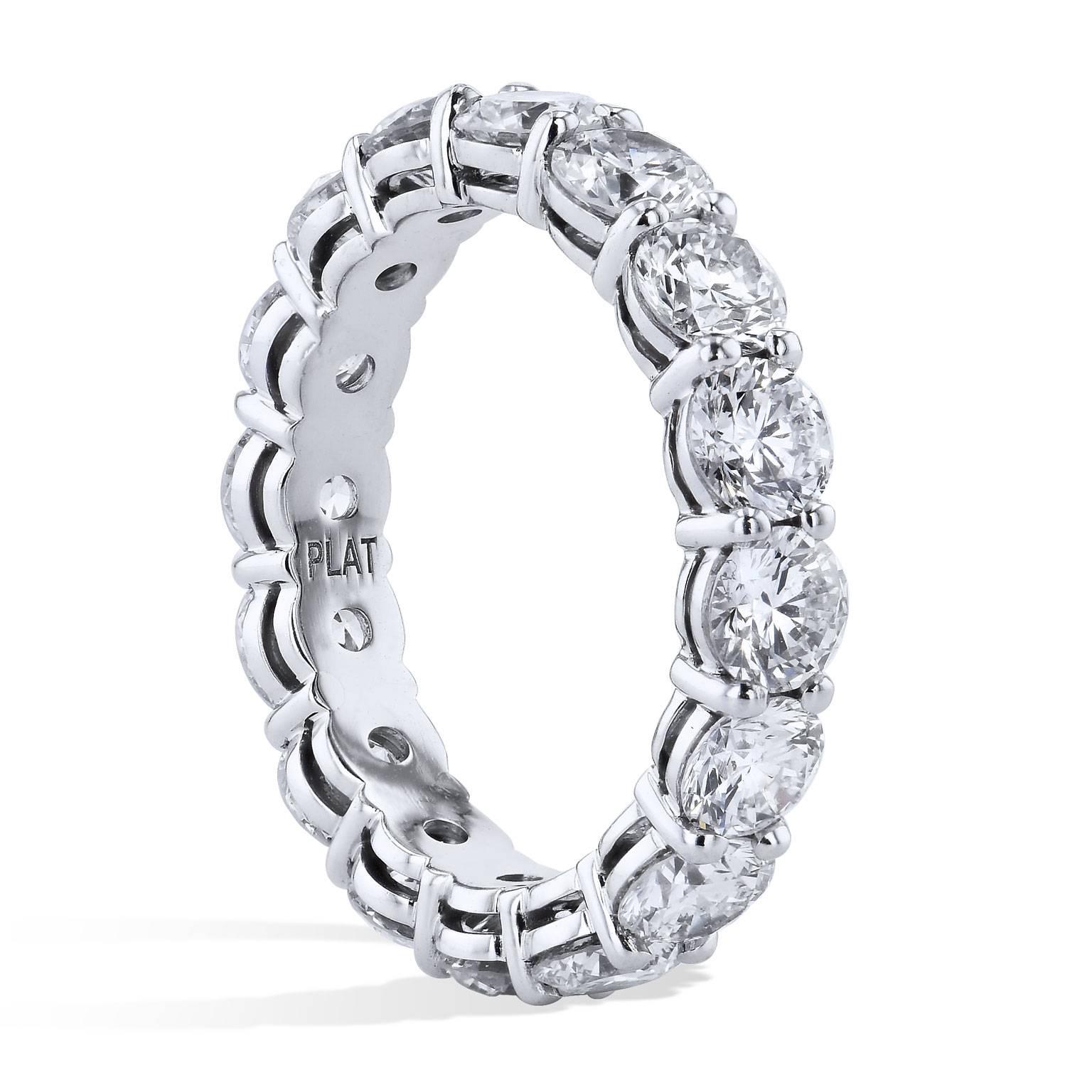 Platinum eternity band featuring sixteen round brilliant cut diamonds in shared-prong setting with a total weight of 4.27 carat (G/VS2/SI1).