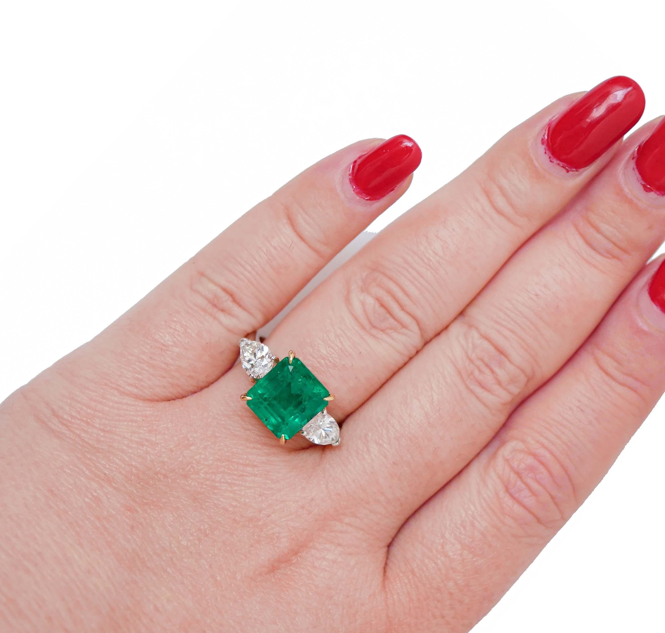 4.27 Carat Emerald, Diamonds, 18 Karat White Gold Ring. In Good Condition For Sale In Marcianise, Marcianise (CE)