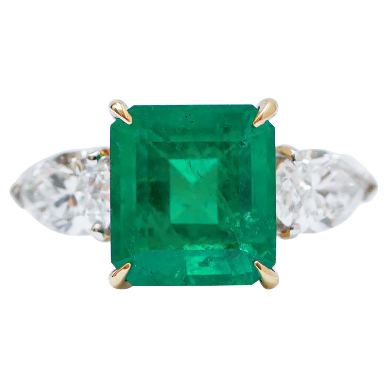 Bague en or blanc 18 carats, diamants et émeraude de 4,27 carats