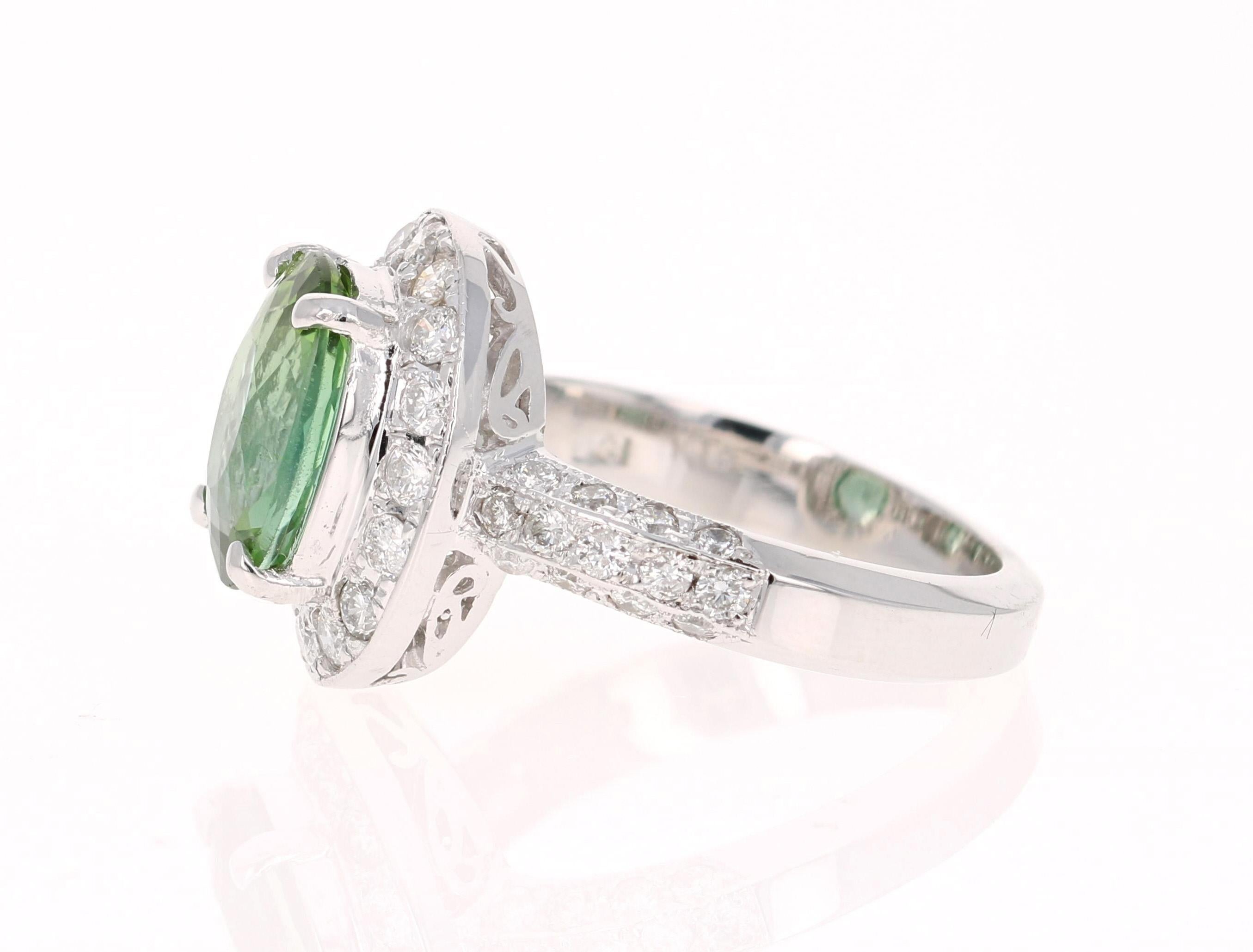 Anillo de cóctel de oro blanco con diamantes y turmalina verde natural de 4.27 quilates Contemporáneo en venta