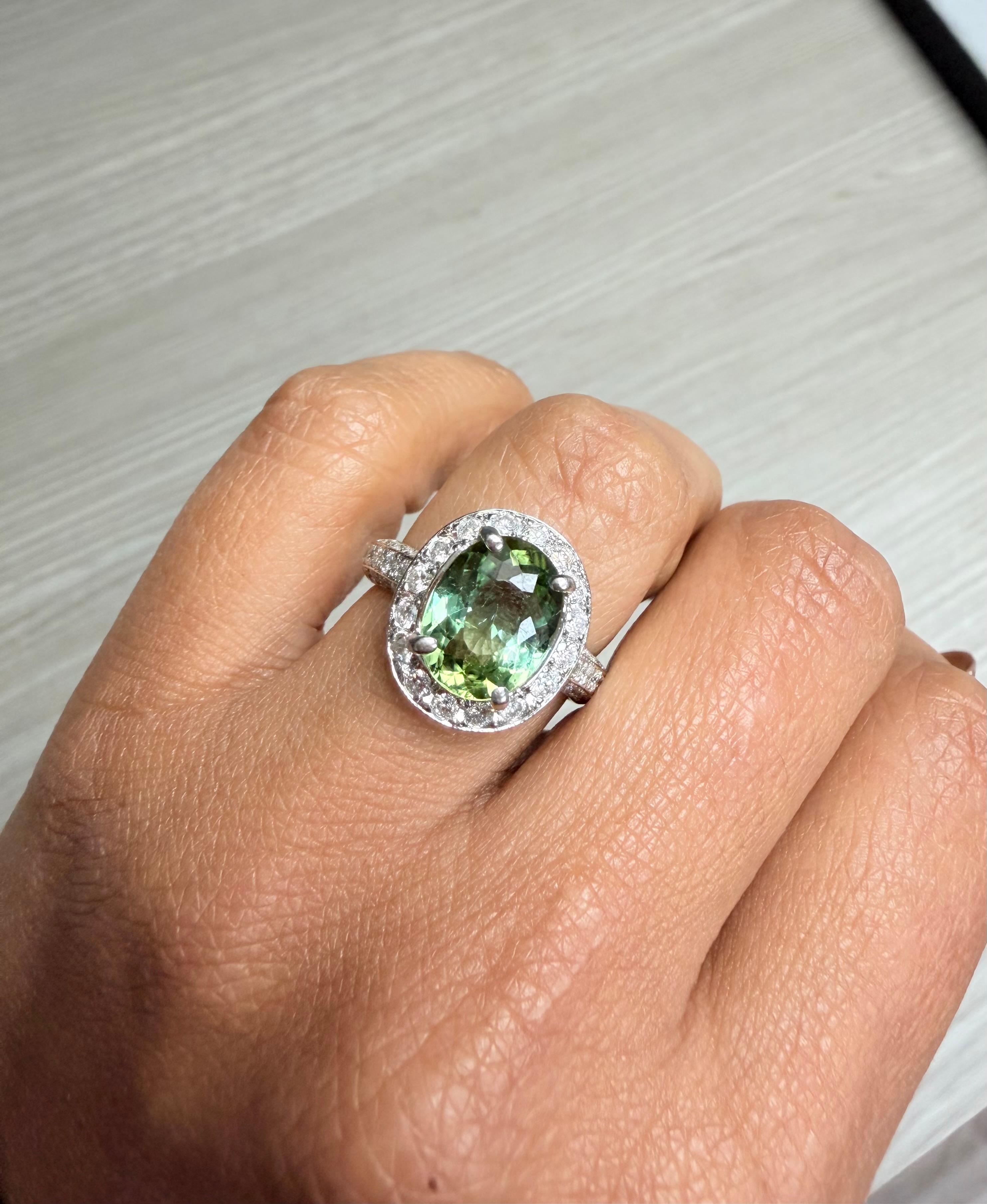 Anillo de cóctel de oro blanco con diamantes y turmalina verde natural de 4.27 quilates en venta 1