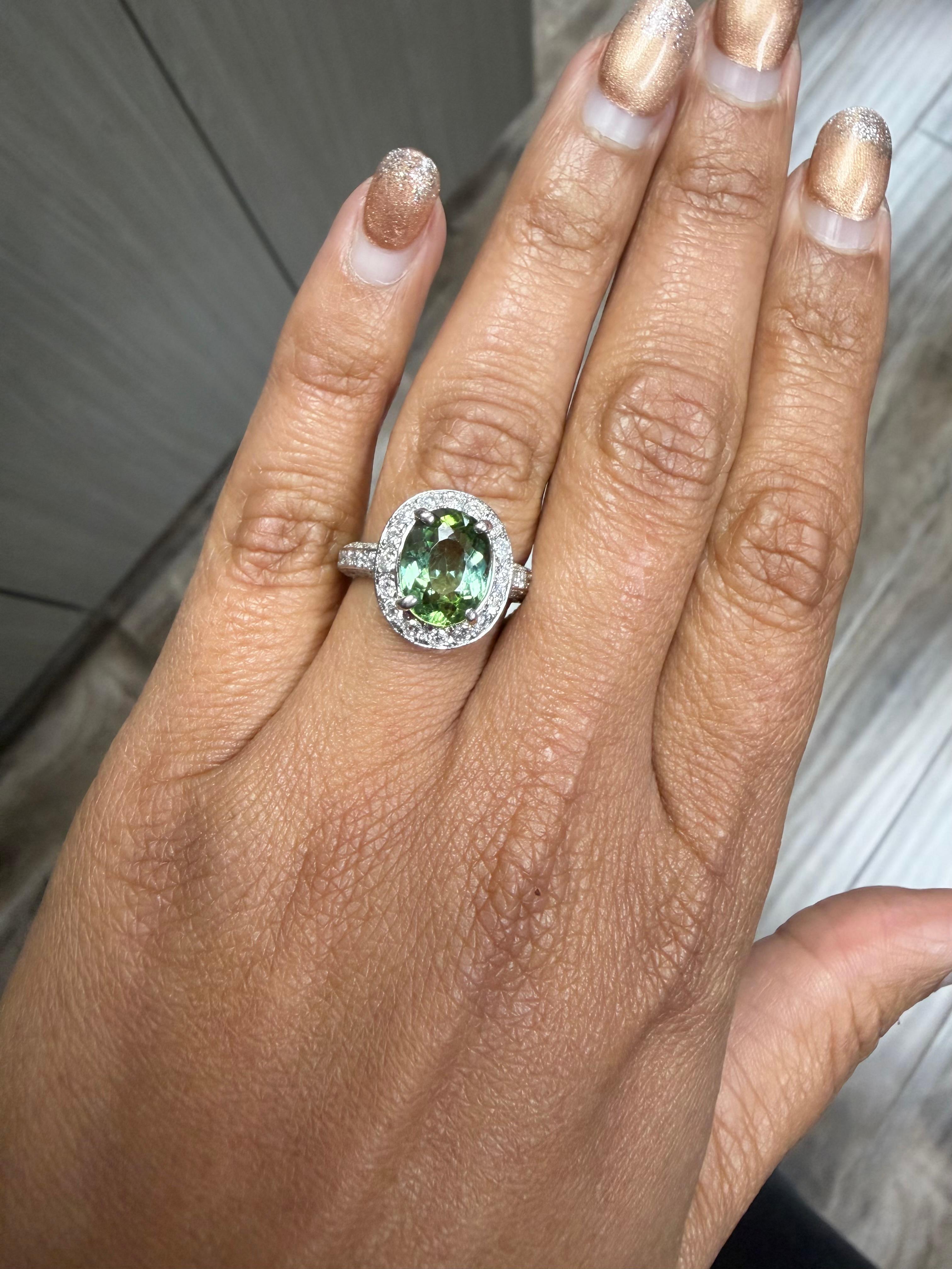 Anillo de cóctel de oro blanco con diamantes y turmalina verde natural de 4.27 quilates en venta 2