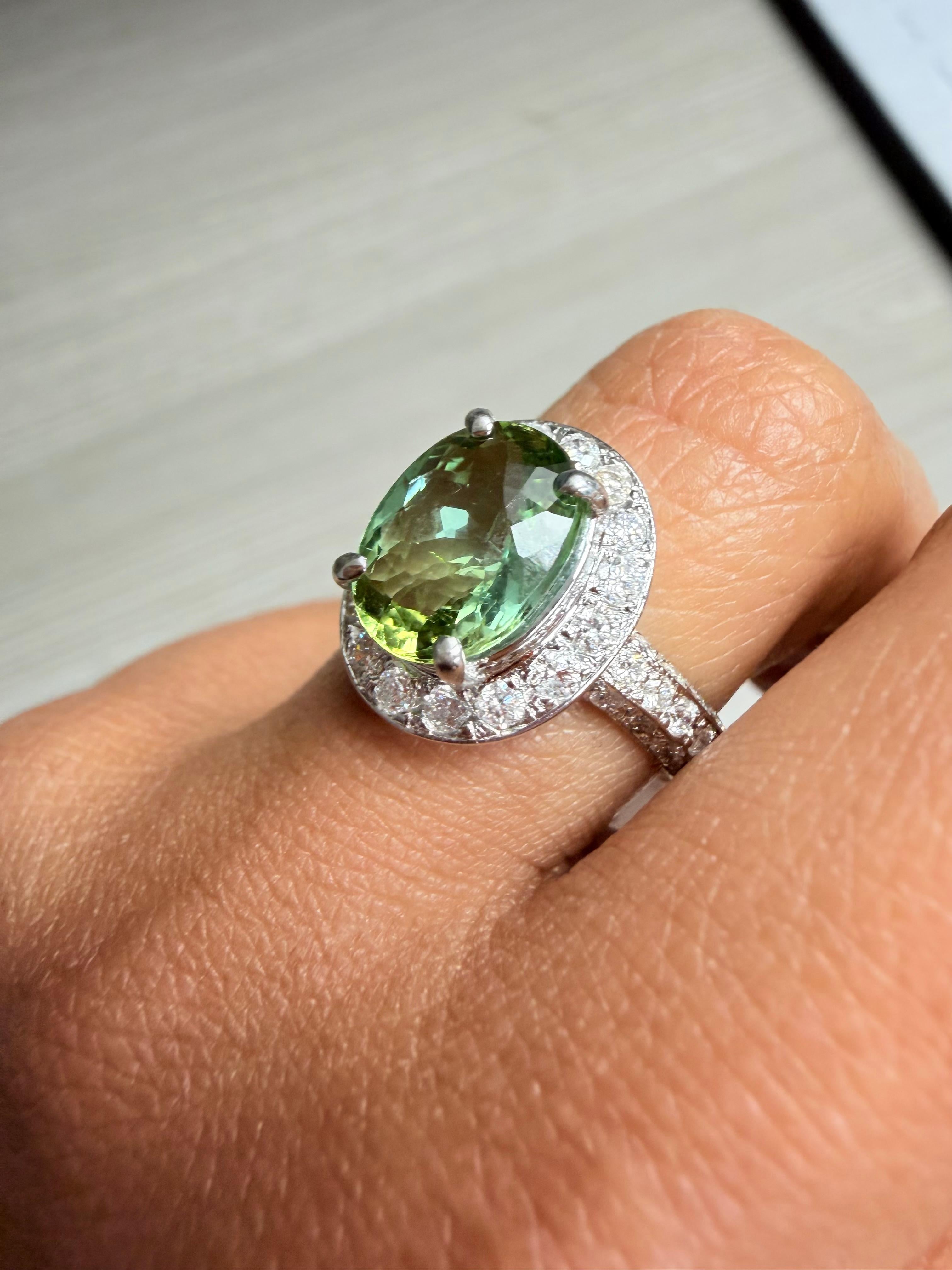 Anillo de cóctel de oro blanco con diamantes y turmalina verde natural de 4.27 quilates en venta 3
