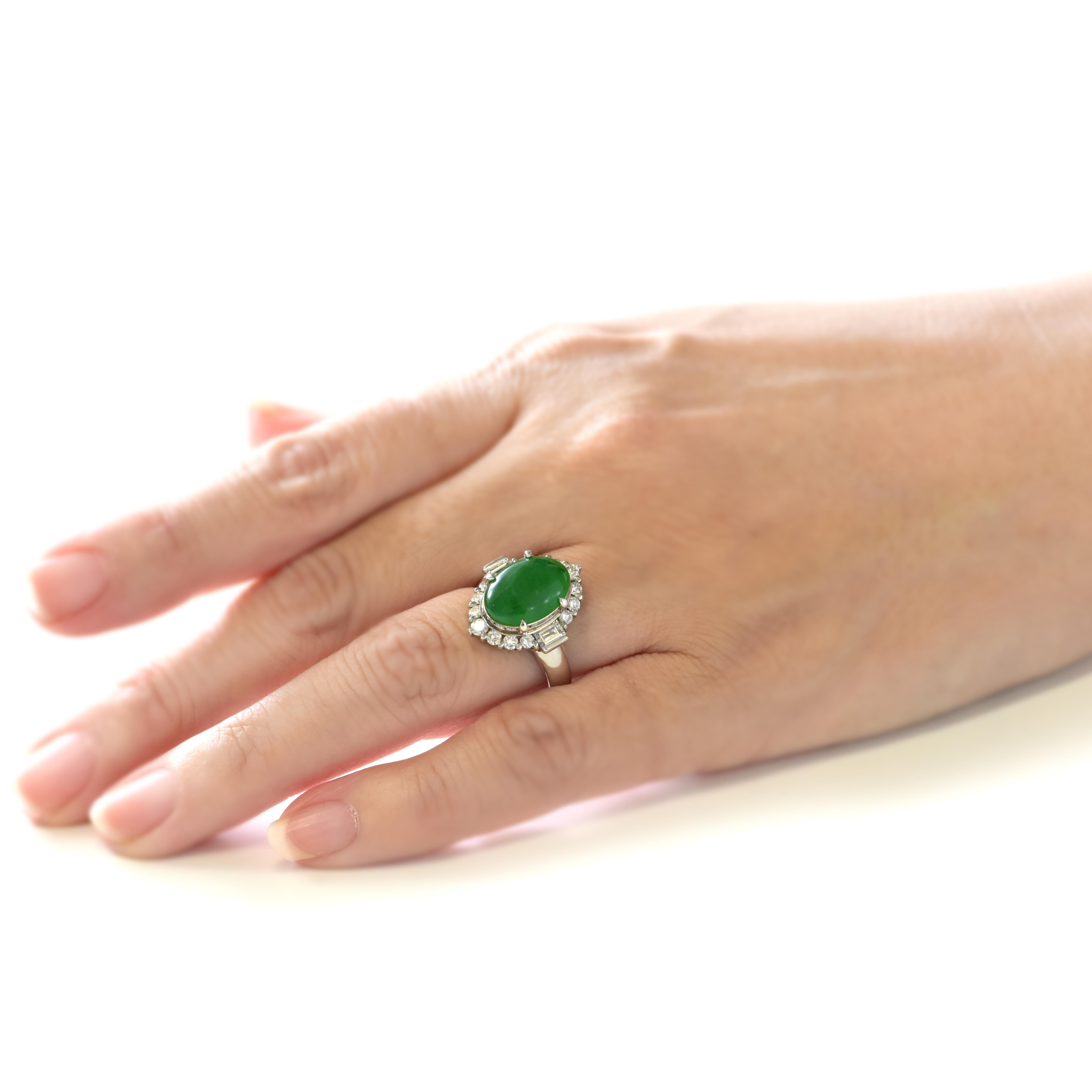 4.27 Carat Natural Type A Jade and Diamond Ring Made in Platinum In Excellent Condition For Sale In Tokyo, JP