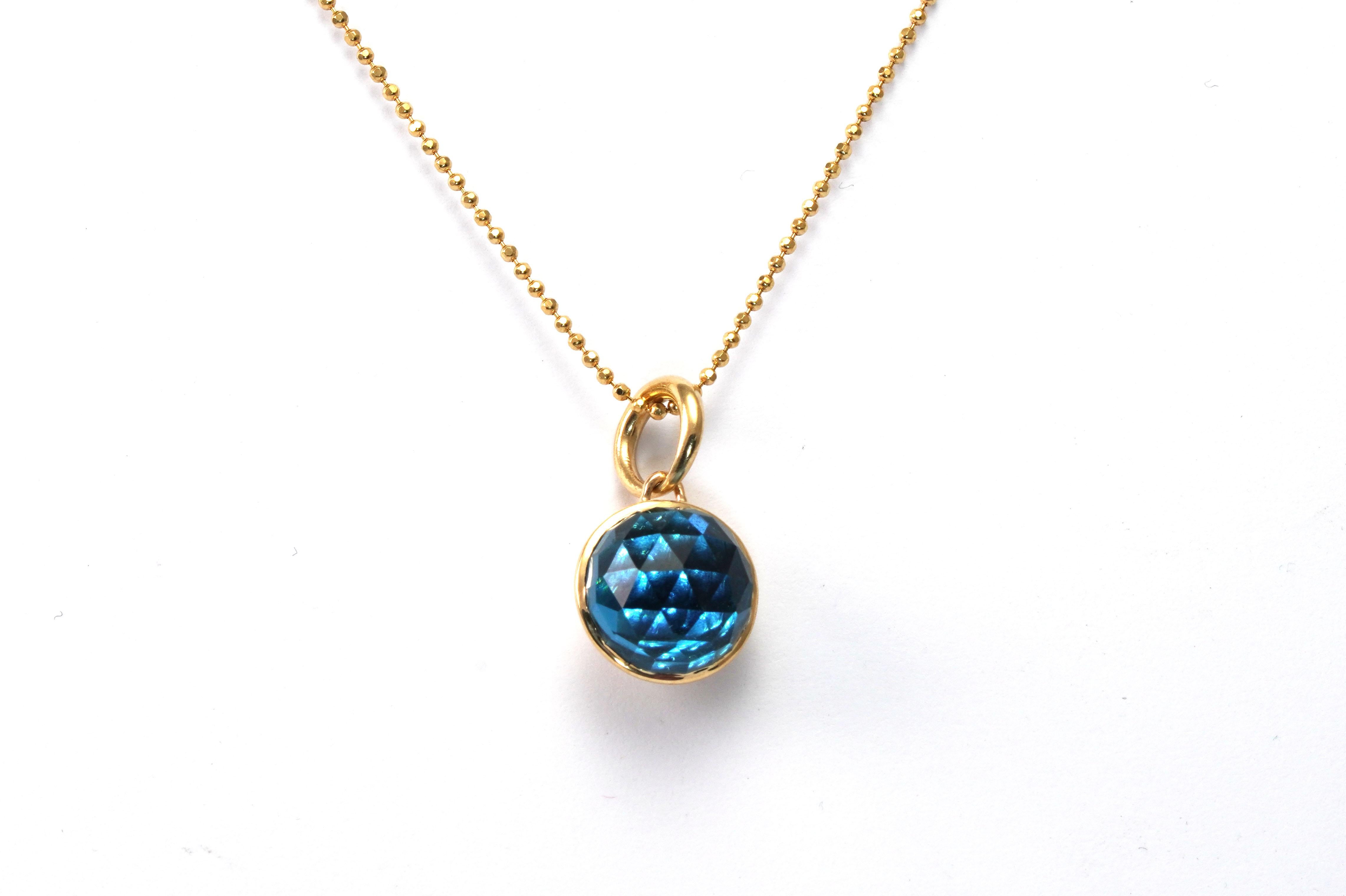 14 kt Gold Necklace with Blue Topaz
Gold color: Yellow
Dimensions:  44 cm Width
Total weight: 3.40 grams

Set with:
- Topaz
Cut: Rose
total weight: 4.27 ct
Colour: Swiss Blue