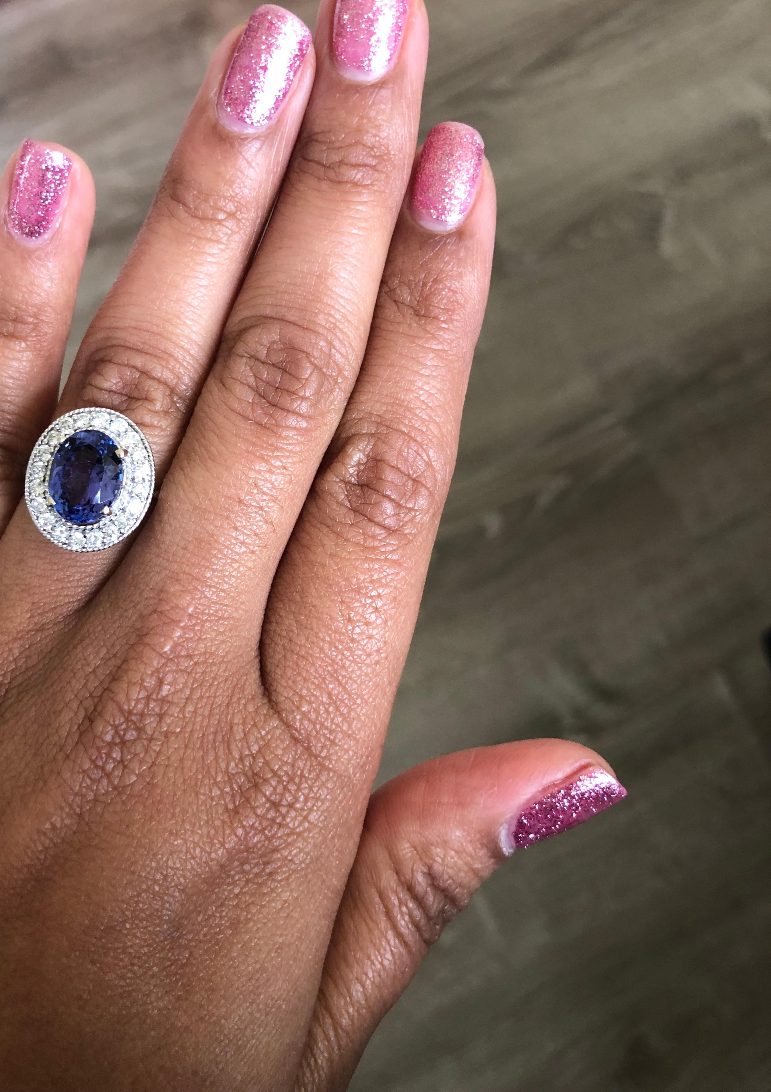 Bague en or blanc avec tanzanite taille ovale de 4,27 carats et diamants Neuf - En vente à Los Angeles, CA