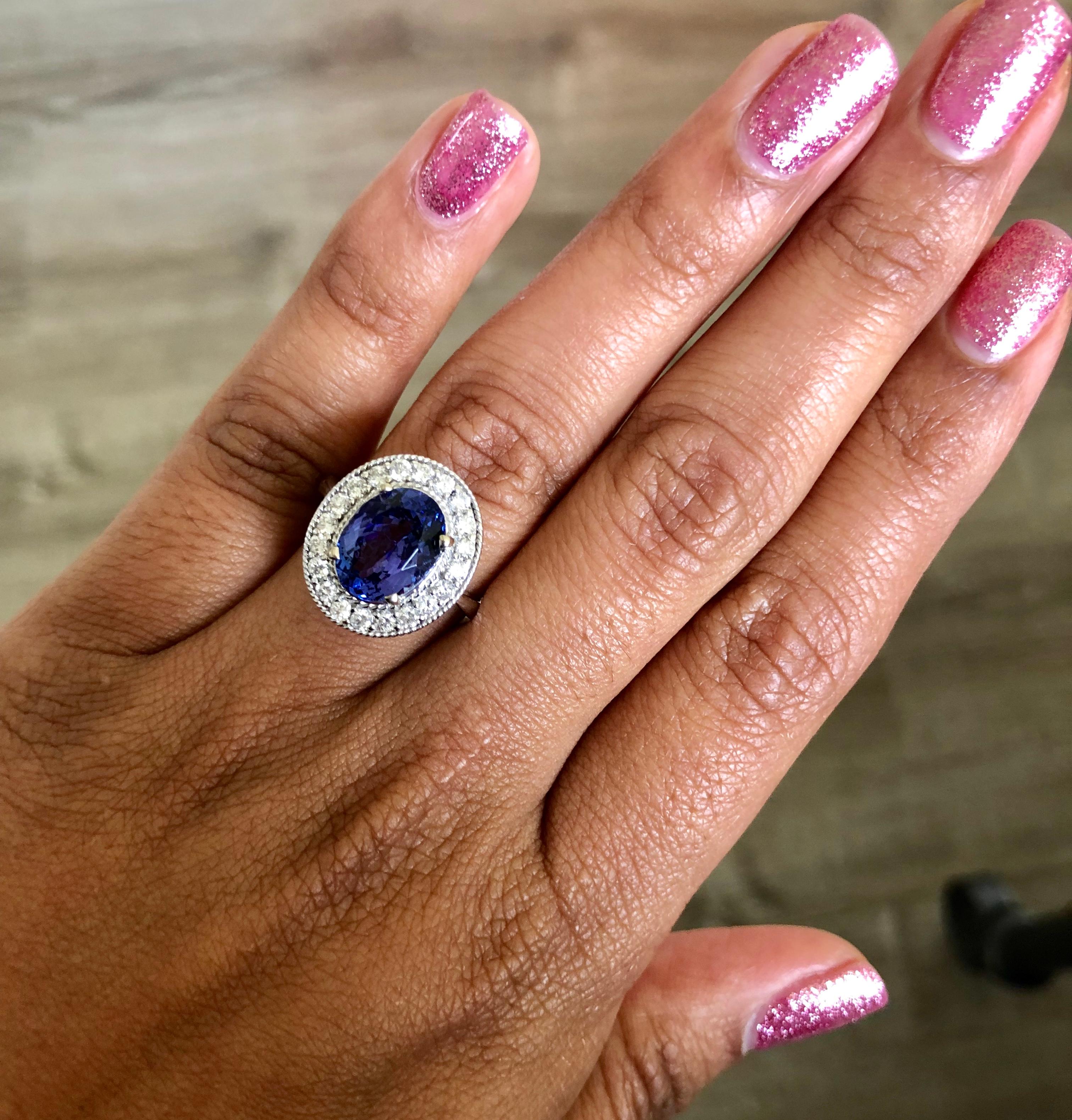 Bague en or blanc avec tanzanite taille ovale de 4,27 carats et diamants en vente 1