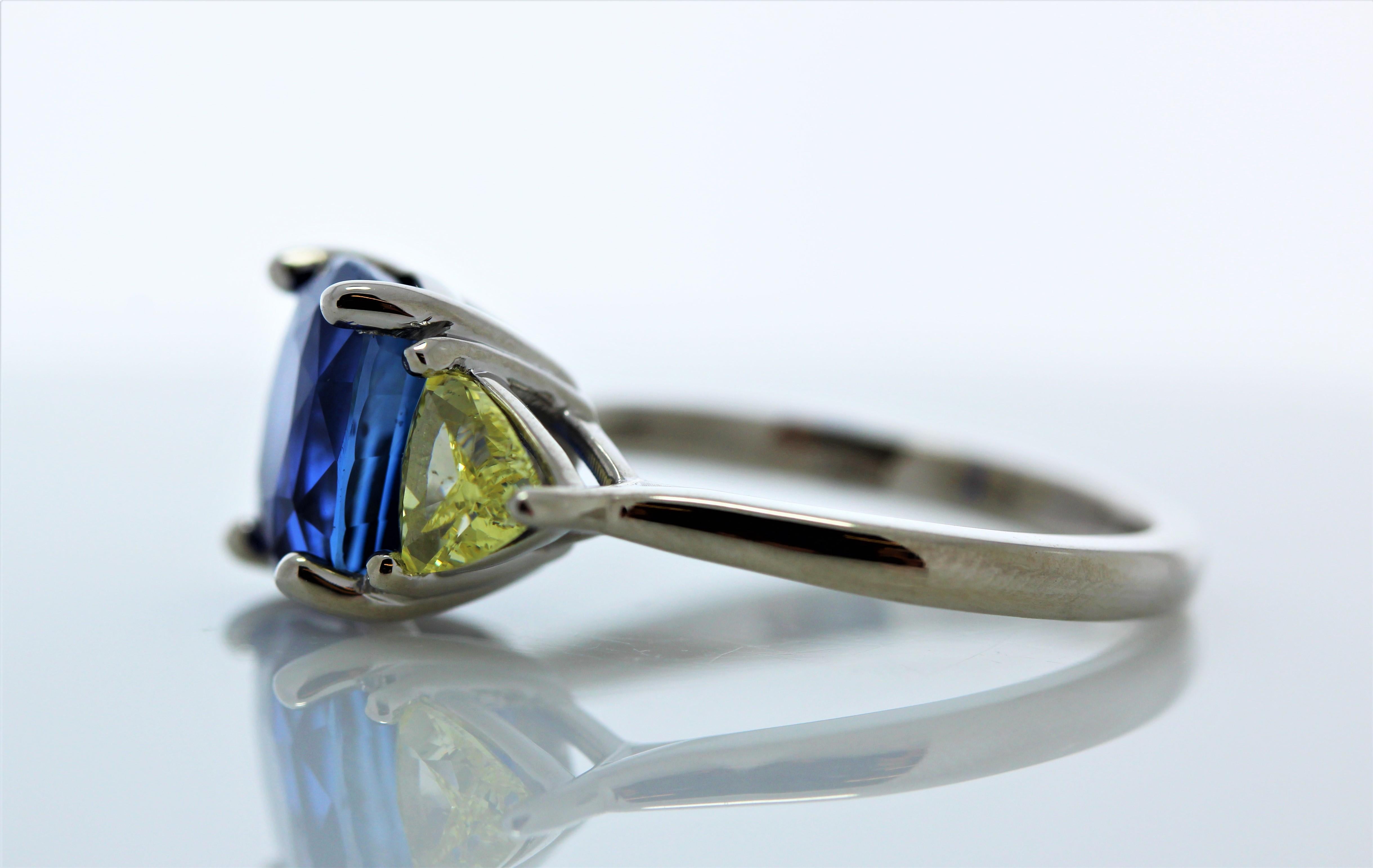 Saphire und Diamanten sind die schönste Kombination! Werfen Sie einen Blick auf diesen Ring und Sie werden uns sicher zustimmen!  Ein blauer Saphir von 4,27 Karat ist in der Mitte dieses atemberaubenden Rings gefasst. Dieser Edelstein wird wegen