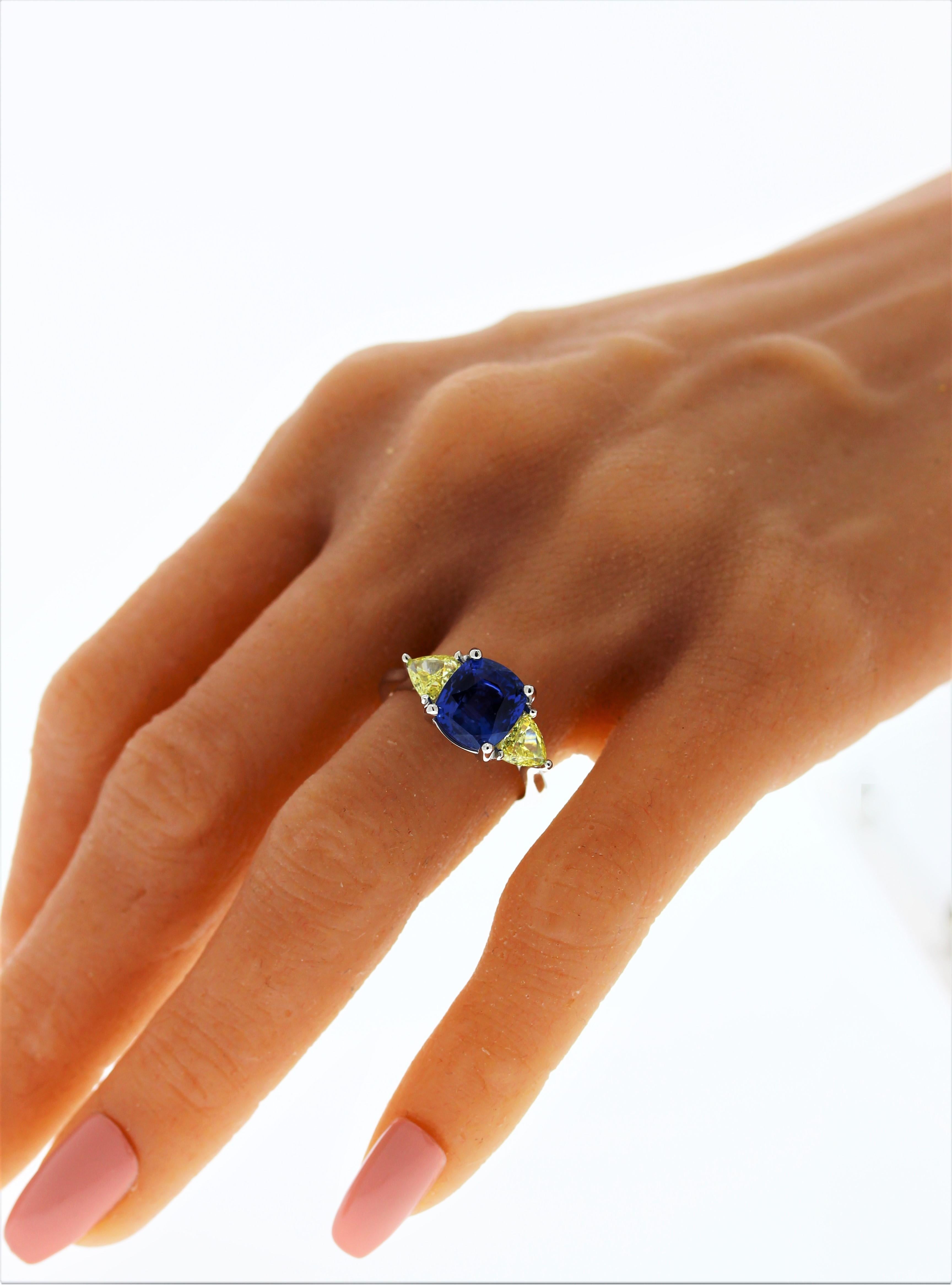 Ring aus 18 Karat Weißgold mit 4,27CT blauem Saphir und .92 Karat Diamant (Ovalschliff) im Angebot
