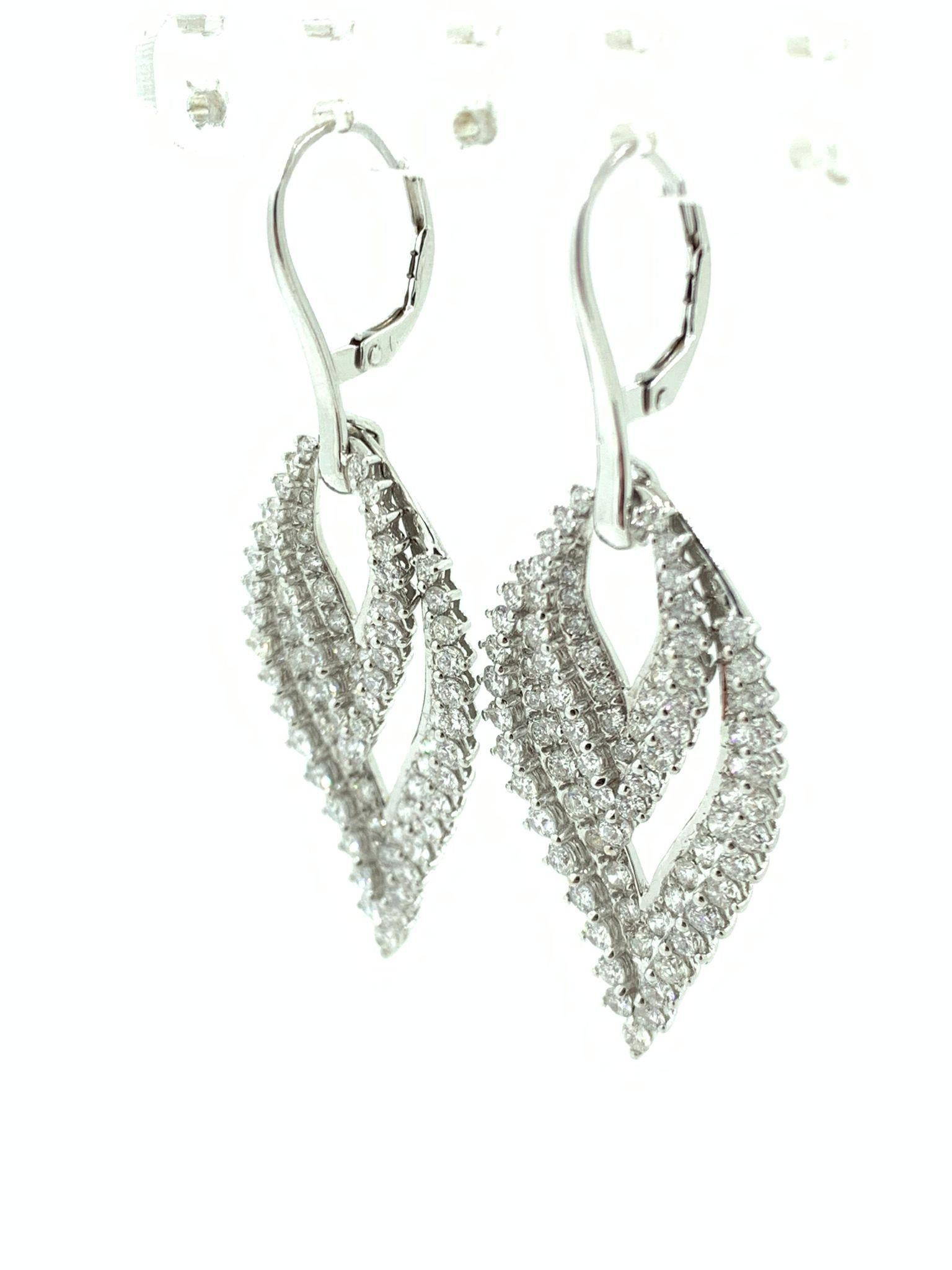 Contemporary Vintage 4.28 Carat Diamond Drop Earrings in 18 Karat White Gold For Sale
