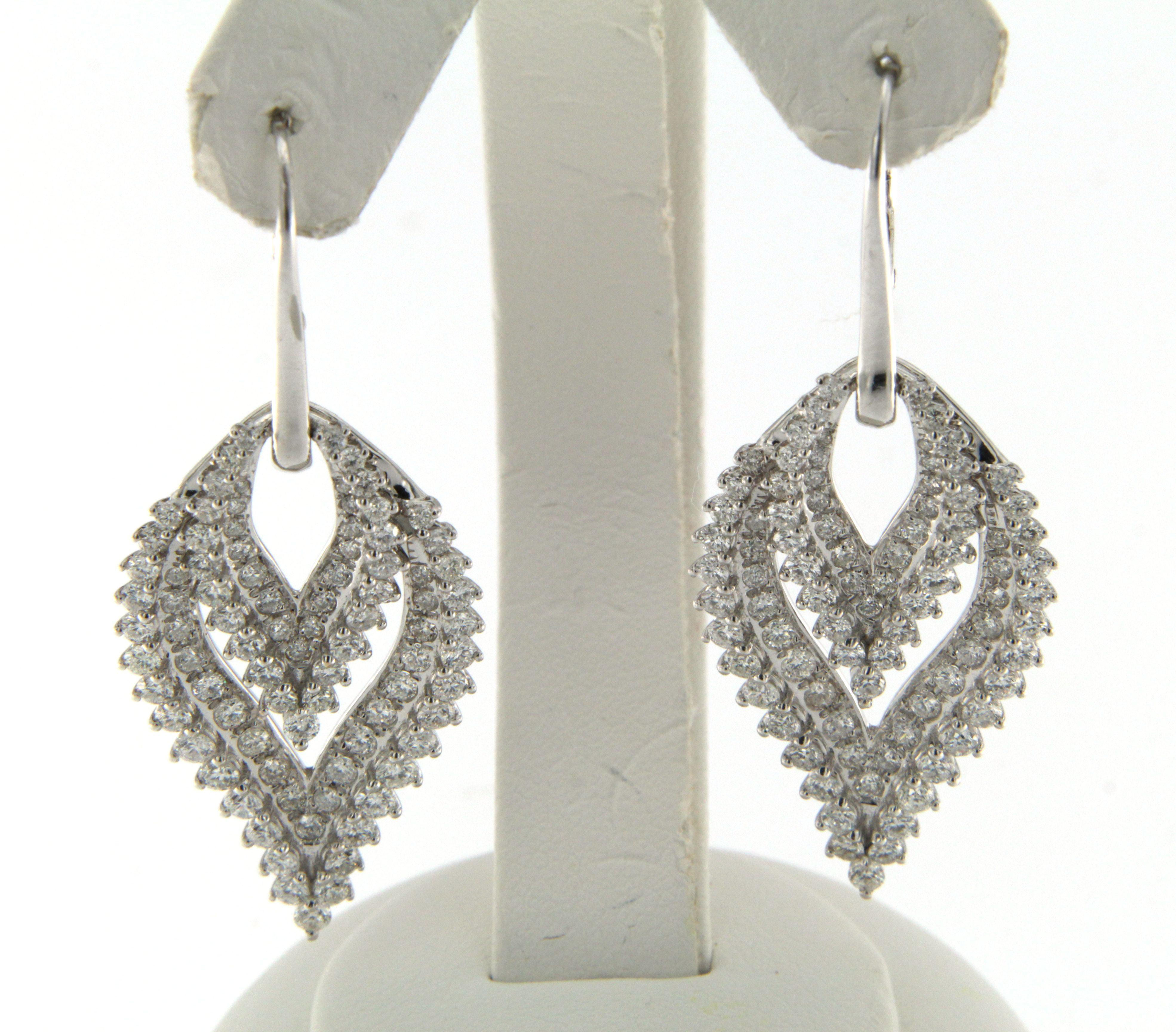 Round Cut Vintage 4.28 Carat Diamond Drop Earrings in 18 Karat White Gold For Sale