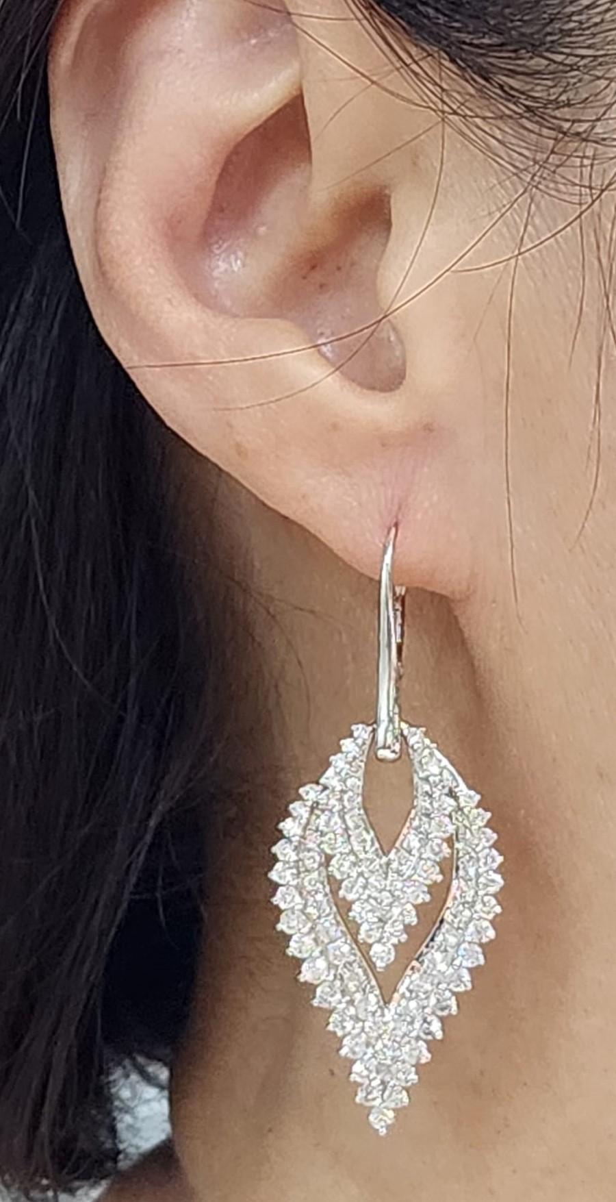 Vintage 4.28 Carat Diamond Drop Earrings in 18 Karat White Gold In New Condition For Sale In Hong Kong, HK