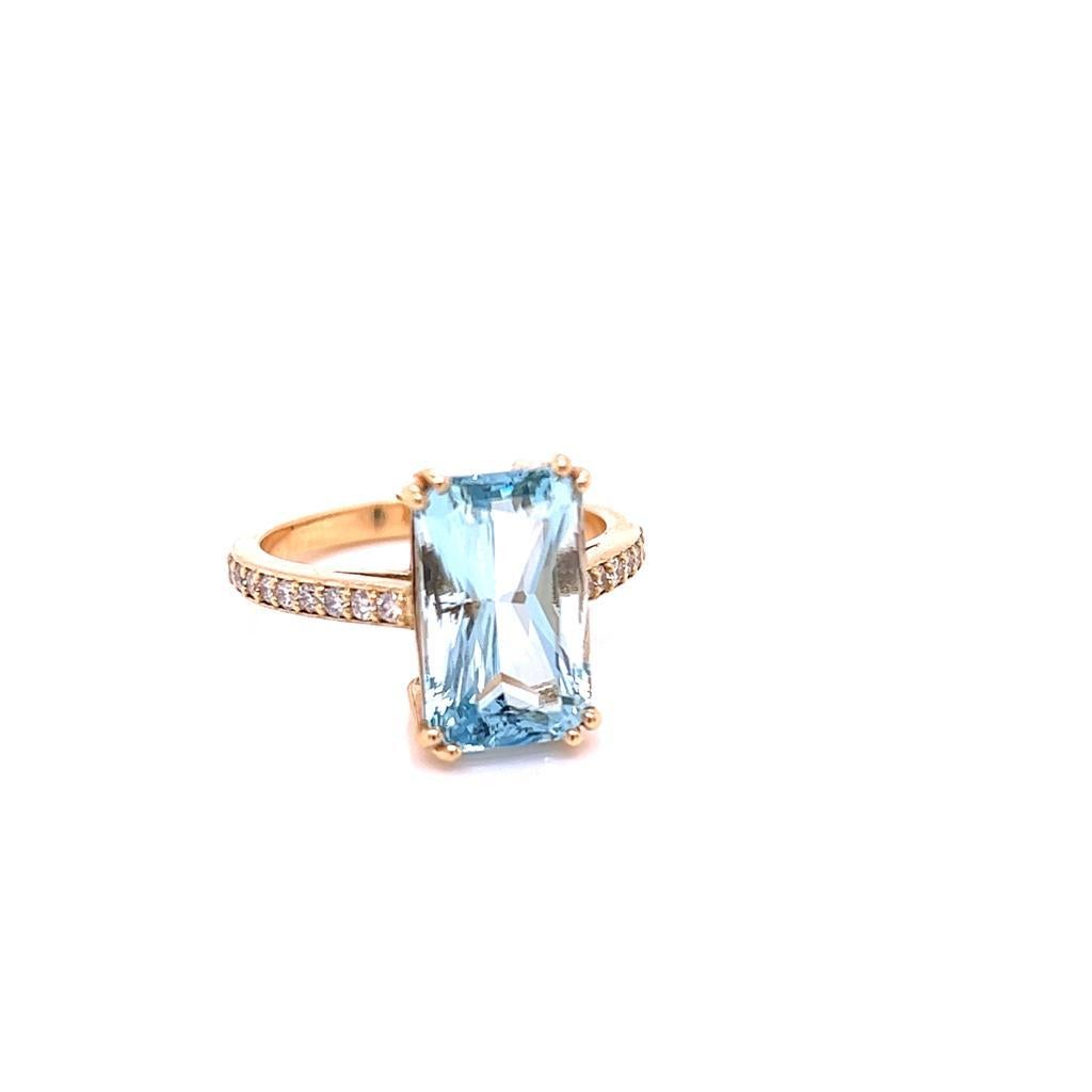 Contemporary 4.28 Carat Emerald cut Aquamarine and Diamond Ring in 18K Yellow Gold For Sale