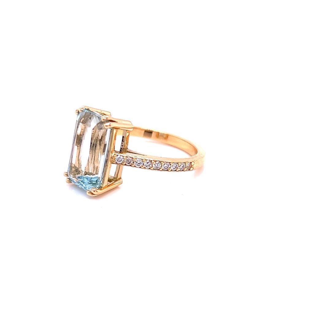 Emerald Cut 4.28 Carat Emerald cut Aquamarine and Diamond Ring in 18K Yellow Gold For Sale