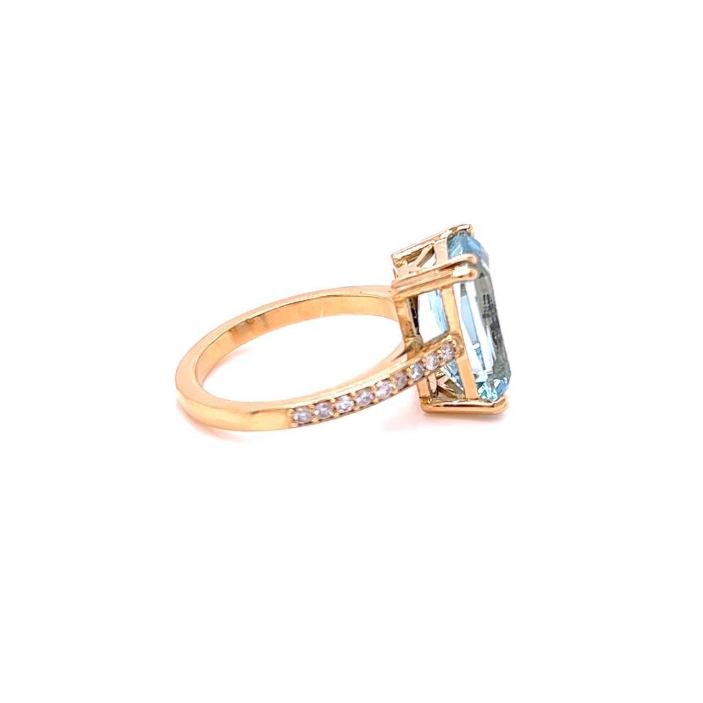 4.28 Carat Emerald cut Aquamarine and Diamond Ring in 18K Yellow Gold In New Condition For Sale In London, GB