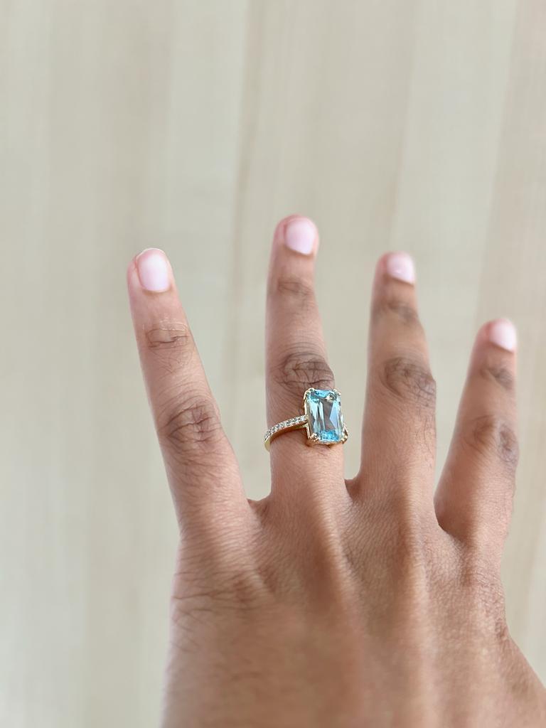Bague en or jaune 18 carats avec aigue-marine et diamant de 4,28 carats, taille émeraude en vente 2