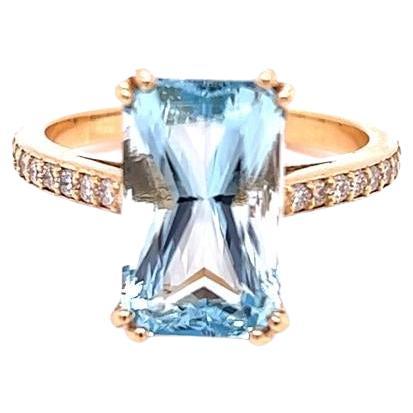 4.28 Carat Emerald cut Aquamarine and Diamond Ring in 18K Yellow Gold For Sale