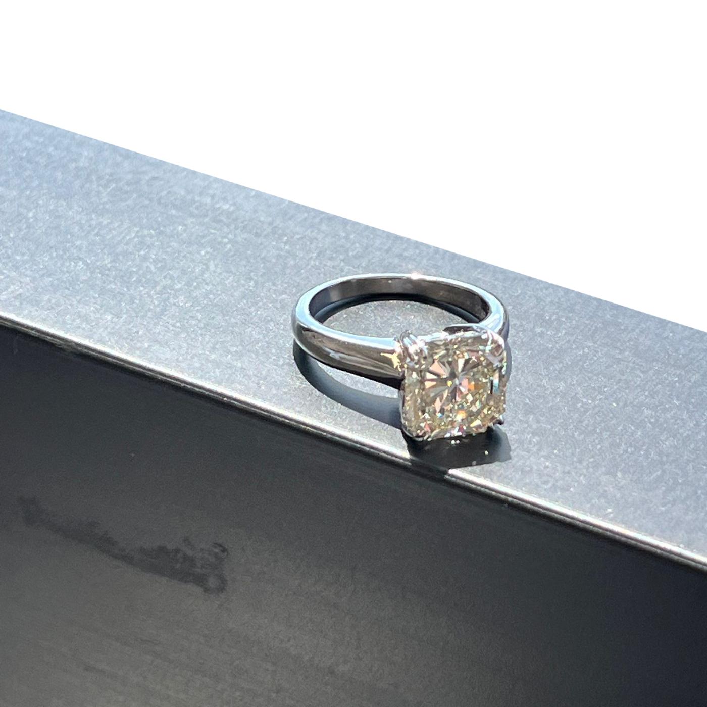 Bague de fiançailles en platine de 4,28 carats de diamants carrés naturels à taille rayonnante en vente 4
