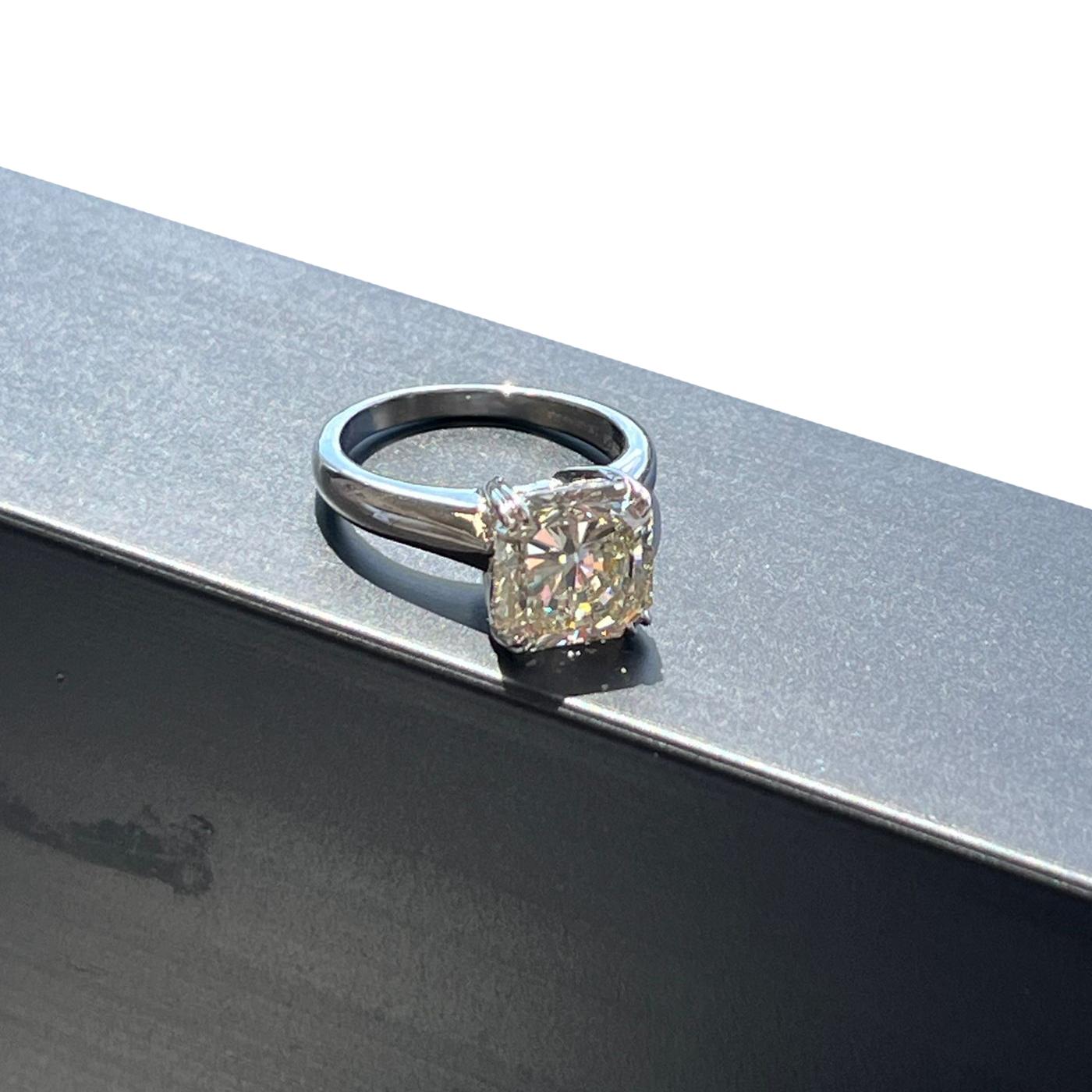 Bague de fiançailles en platine de 4,28 carats de diamants carrés naturels à taille rayonnante en vente 5
