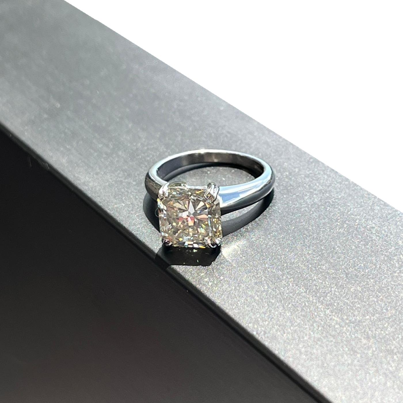 Bague de fiançailles en platine de 4,28 carats de diamants carrés naturels à taille rayonnante en vente 6