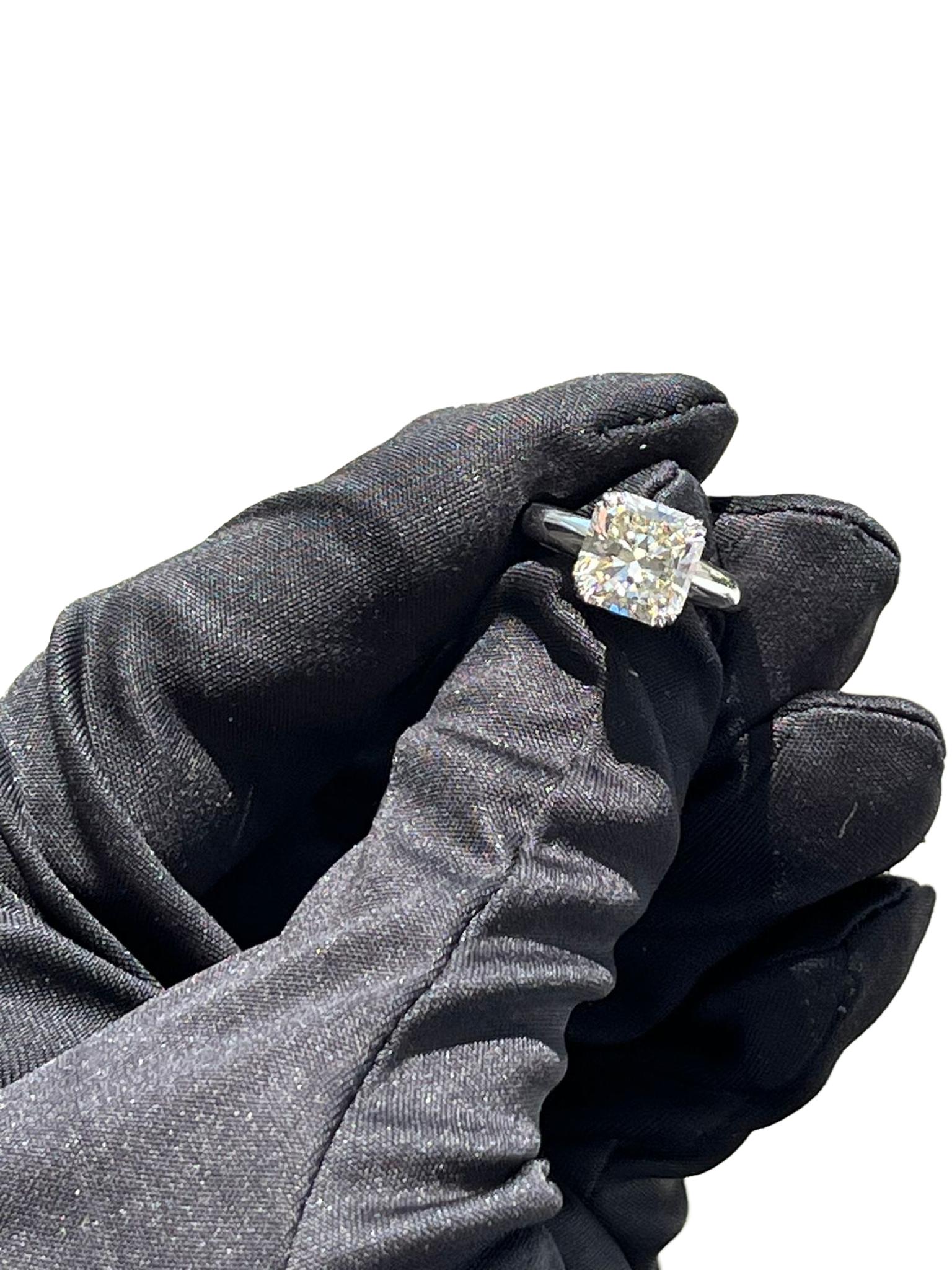 Bague de fiançailles en platine de 4,28 carats de diamants carrés naturels à taille rayonnante en vente 7