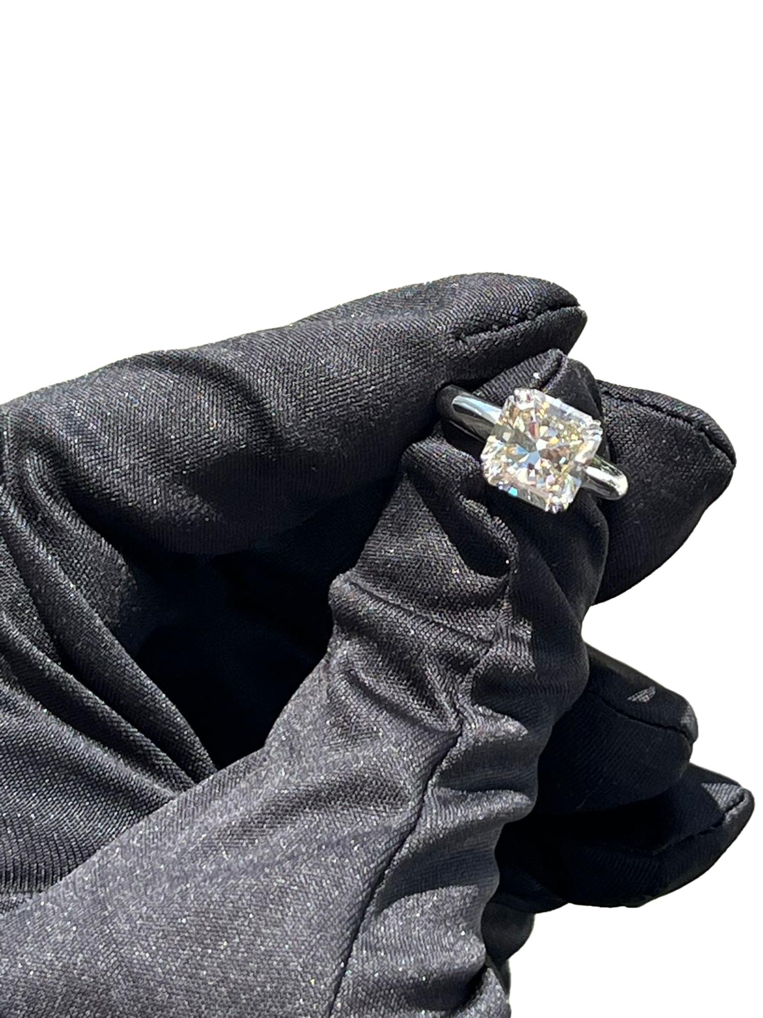 Bague de fiançailles en platine de 4,28 carats de diamants carrés naturels à taille rayonnante en vente 8