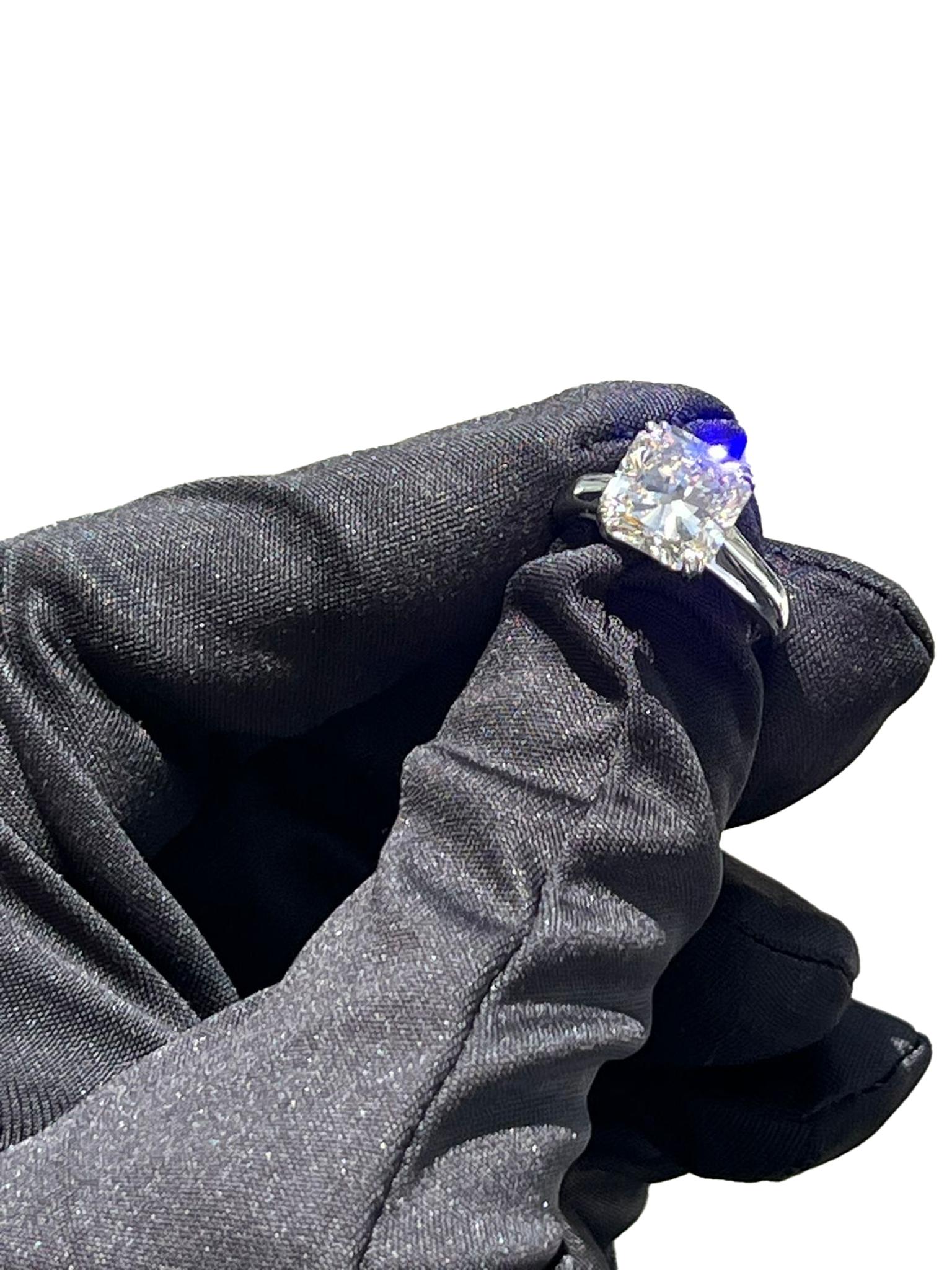 Bague de fiançailles en platine de 4,28 carats de diamants carrés naturels à taille rayonnante en vente 9