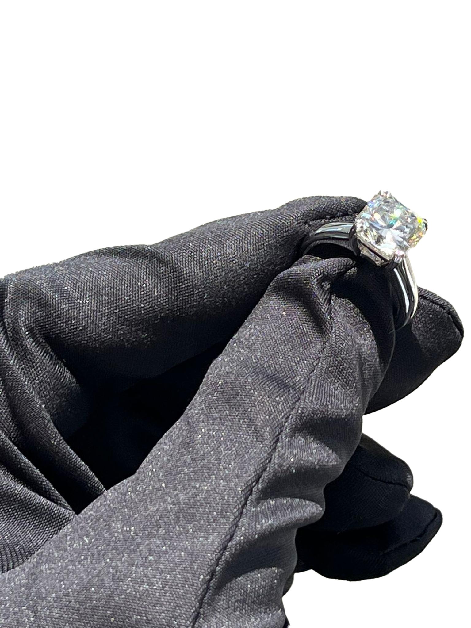 Bague de fiançailles en platine de 4,28 carats de diamants carrés naturels à taille rayonnante en vente 10